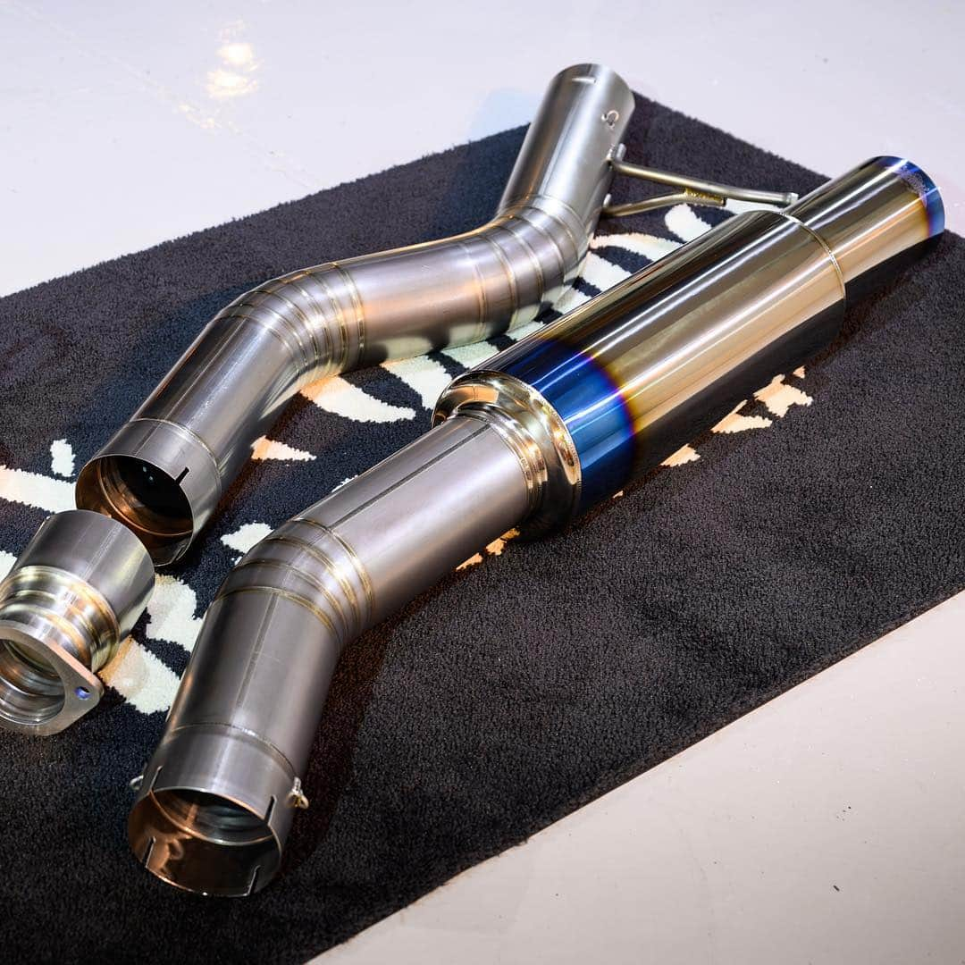 織戸学さんのインスタグラム写真 - (織戸学Instagram)「80スープラ  MAX ORIDO ALL TITAN PREMIUM MUFFLER 限定発売。  すでに初期ロットは、コマーシャルする前に全て売り切れてしまいました。ありがとうございます。  人気が高いので、再度 受注生産致します。  オールチタン素材で、 最低地上高を確保する為にフランジは差し込みのスプリングフック。 片手で、持てるほど軽いです。 6kgです。  メインパイプは、102mm サイレンサー 152mm  太いかなと思いがちですが、 車両にはジャストマッチです。  出口115mm  グラスウールも経年変化の少ない高級な物を使用しております。  とても拘りを持ち設計、生産しております。  もう 旧車の領域の80スープラのマフラーはそうな出ないと思います。  オーダーはこちらから、 納期は現在のところ5月末頃予定。  現在 オリジナル、アルミレーザープリントのプレートが付きます。  こちらもカッコ良い。  http://maxorido.com/products/ridox-max-orido-premiun-exhaust」3月7日 23時27分 - maxorido