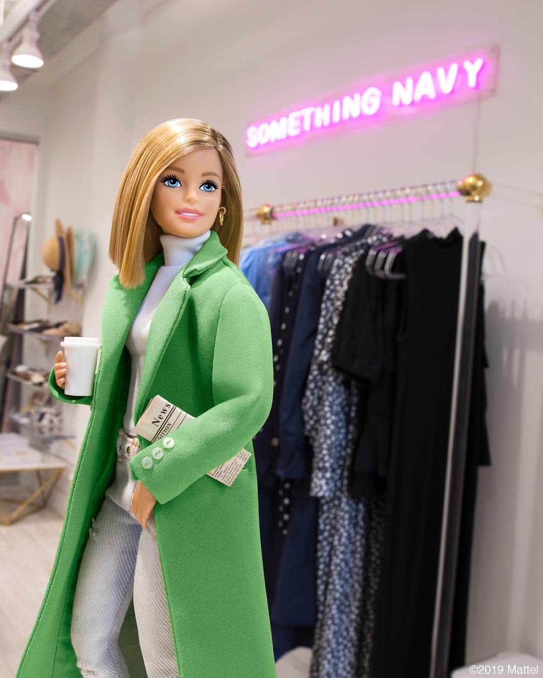 バービーさんのインスタグラム写真 - (バービーInstagram)「I’ve arrived in NYC! First stop, a meeting with @ariellecharnas at @somethingnavy HQ. Helping her plan “something” very special this weekend, follow her Stories to see. 🎀 #NYC #barbie #barbiestyle」3月7日 23時45分 - barbiestyle