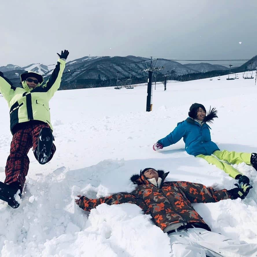 フジテレビ「恋神アプリ」のインスタグラム：「飛び込みたいのは雪かー❄️恋がはじまります💑 このあと8日0時からー恋神アプリ 栂池高原スキー場 第3話✨ ついに４人がそれぞれの動きをー⁉️ FODで配信します❤️ #恋神アプリ #宮本茉由 #ほのか #中山雄喜 #三田尚人 #小菅怜衣  #青科まき #長野 #栂池高原スキー場  #リゾートホテル栂池 #白銀  #雪だるま #fod #冬コーデ  #冬が好き」