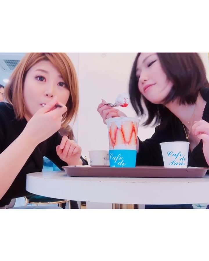 佐山愛のインスタグラム：「❤︎ ・ ミョンドンで食べた ストロベリーボンボン🍓 ・ おっしー @oshikawa0613y と 仲良くシェア❤️ ・ 食べたときにパウダーシュガーが ほふってなっておっしーに放射www ・ ごめん🤣 ・ ・ この動画、 2人のほっこり仲良し感が伝わるでしょ？ ・ お気に入り😻 ・ ・ #韓国 #한국 #korea #ソウル #서울 #seoul #ミョンドン #明洞 #명동 #myeongdong  #韓国旅行 #한국여행 #koreantrip #カフェドパリ #cafedeparis  #ストロベリーボンボン #딸기봉봉 #strawberrybonbon」