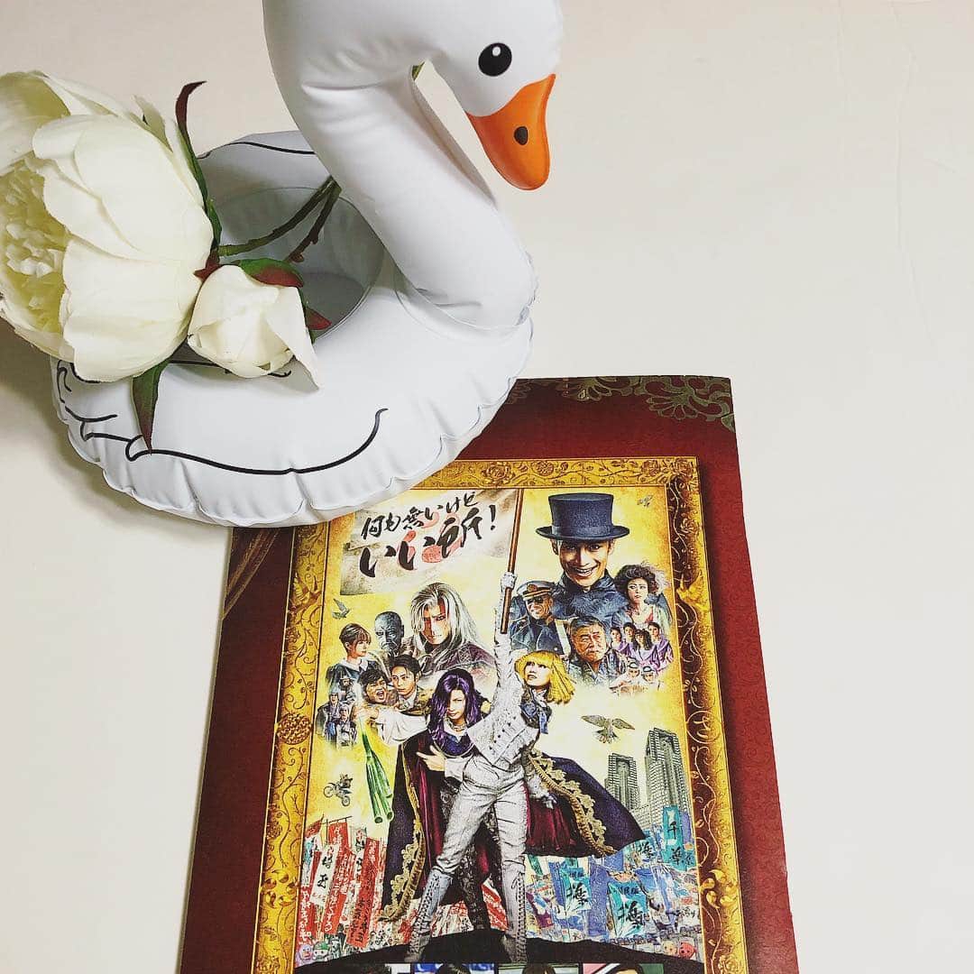井嶋ナギのインスタグラム：「先週見た大傑作茶番劇『翔んで埼玉』、いろんな人にオススメしても「ホントに面白いのぉ？」となかなか信用してもらえない…笑﻿﻿ ﻿﻿ だけどこれ、想像を上回る傑作コメディ！！！﻿ ﻿﻿ 素晴らしかったのは、埼玉ネタに終わらず、千葉を巻き込み、群馬まで足を伸ばし、新宿にそびえる城＝都庁を本丸とした「戦国時代劇」になぞらえた（？）骨太の構成。﻿ ﻿﻿ とくに、埼玉VS千葉の「江戸川の戦い」は、関東民に長く語り継がれる名場面ではないだろうか？！﻿﻿ ﻿ 『帝一の國』に次ぐ、漫画実写化まさかの大傑作、でした（監督と脚本家、すごい）。﻿ ﻿﻿ ﻿ #翔んで埼玉 #魔夜峰央 #映画 #埼玉 #千葉 #東京 #東映 #フジテレビ #テレビ埼玉 #コメディ映画 #日本映画 #saitama﻿ #film #movie﻿ #tokyogram ﻿﻿#ilovetokyo #lifeintokyo #japangram #ilovejapan #japanlover #lovejapan #lifeinjapan﻿﻿」
