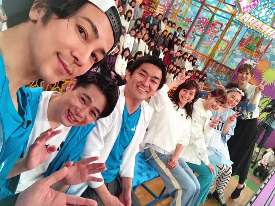 武田真治さんのインスタグラム写真 - (武田真治Instagram)「2019.3.7.#VS嵐 をご覧頂いた皆様ありがとうございました📺 とっても豪華なセットの中に、#チーム北海道 として参加できて楽しかった〜！ しかしあれだけの点差をひっくり返す嵐の皆さんはやっぱり凄い⚡️ ずっと平等に応援してくれた嵐ファンの皆様にも感謝☆ 僕のせいで負けた感じもある中なんなんですが、また行きたいなー(^O^) ああいうアミューズメントパークどこかにないかなぁ？？ #武田真治」3月8日 0時06分 - shinji.takeda