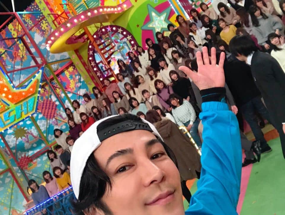 武田真治さんのインスタグラム写真 - (武田真治Instagram)「2019.3.7.#VS嵐 をご覧頂いた皆様ありがとうございました📺 とっても豪華なセットの中に、#チーム北海道 として参加できて楽しかった〜！ しかしあれだけの点差をひっくり返す嵐の皆さんはやっぱり凄い⚡️ ずっと平等に応援してくれた嵐ファンの皆様にも感謝☆ 僕のせいで負けた感じもある中なんなんですが、また行きたいなー(^O^) ああいうアミューズメントパークどこかにないかなぁ？？ #武田真治」3月8日 0時06分 - shinji.takeda