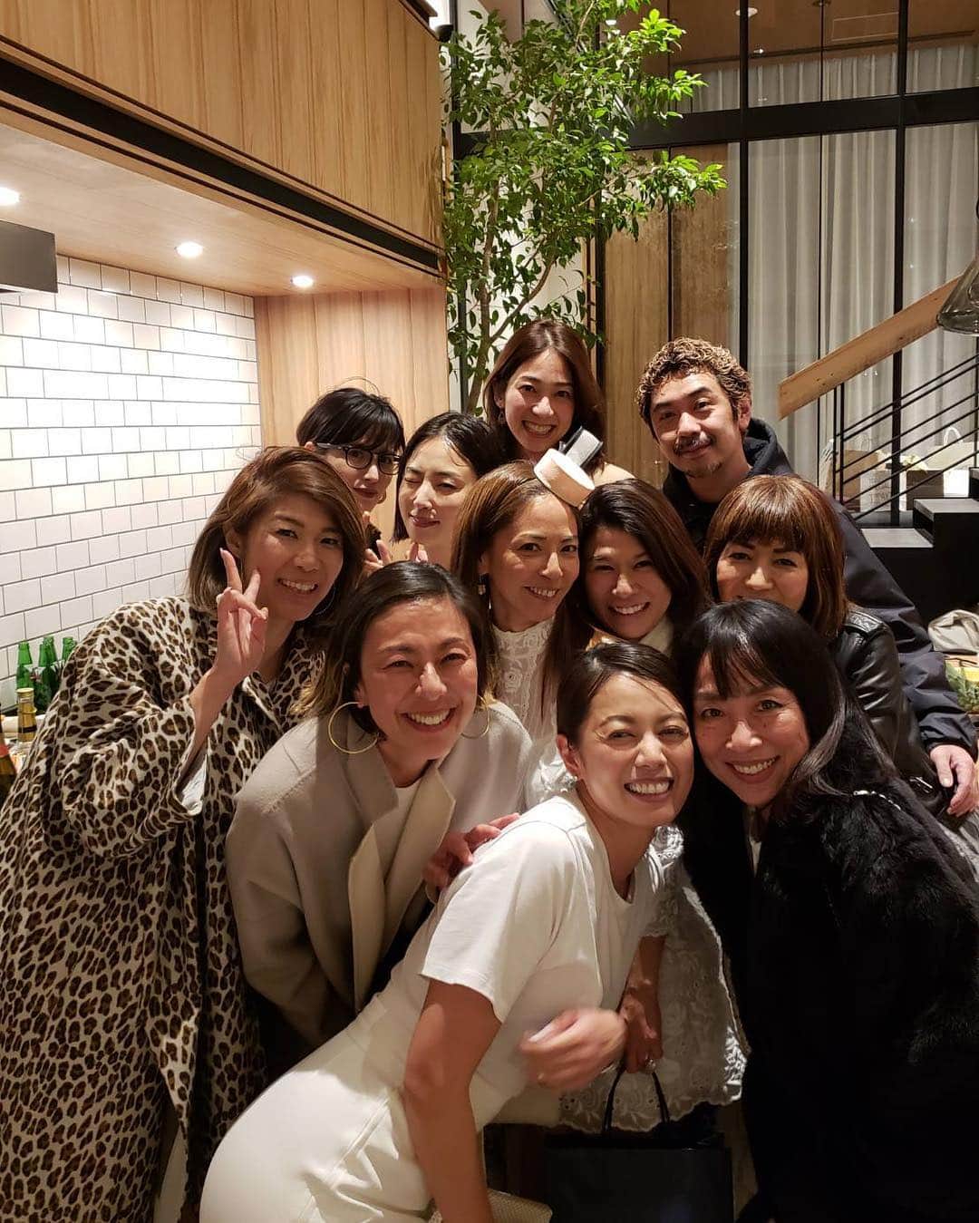 HARUKO（真木明子）さんのインスタグラム写真 - (HARUKO（真木明子）Instagram)「愛と優しさに溢れた 我らのアイドルみわちん❤️ @miwanakabayashi のお誕生日会🎂. . ドレスコードはアーバンホワイト😊. . みわちんの大好きなお友達が集まって、お誕生日瞬間もお祝いでき楽しかった❤️. . みわちんが開いてくれた. 私の40歳のサプライズお誕生日会が. 人生3本に入る幸せな日になったから. みわちんにも思い出残る40歳を迎えてもらいたくて❤️. . 人生初の幹事とかやってみたものの😱. 私のグデグデの乾杯音頭やら. 全て みんなの愛で乗り越えさせてもらいました😅. . みわちんは、本当に愛の人❤️ 今まで何度もみわちんの優しさと愛に助けられてきました😊. . これこらもずっとずっと仲良しでいようね。←思う事はキッズレべる🤣 #中林美和#happybirthday#お誕生日#お誕生日おめでとう #birthdayparty#40 #40歳#ドレスコード#love#大好き」3月8日 0時09分 - haruko227