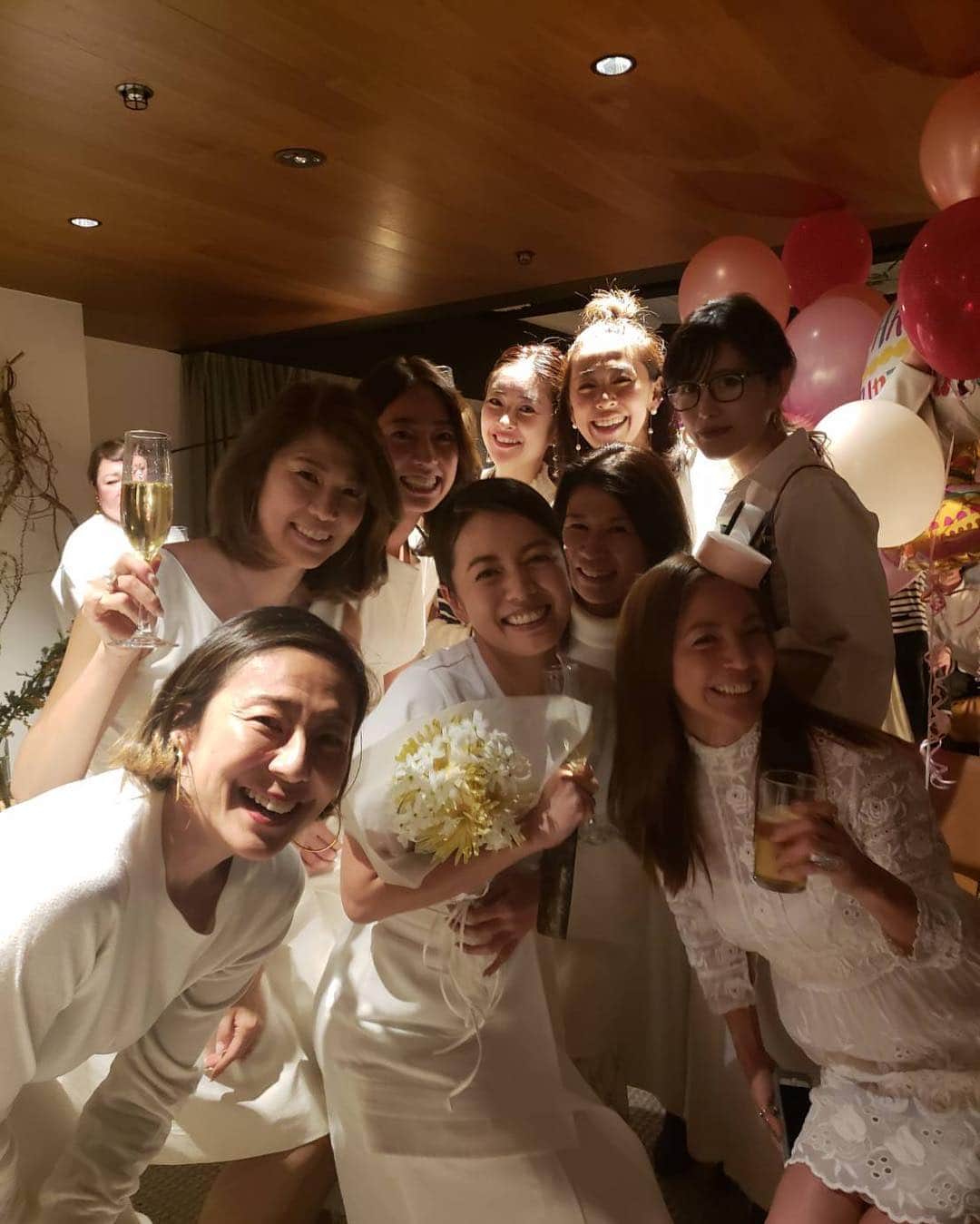 HARUKO（真木明子）さんのインスタグラム写真 - (HARUKO（真木明子）Instagram)「愛と優しさに溢れた 我らのアイドルみわちん❤️ @miwanakabayashi のお誕生日会🎂. . ドレスコードはアーバンホワイト😊. . みわちんの大好きなお友達が集まって、お誕生日瞬間もお祝いでき楽しかった❤️. . みわちんが開いてくれた. 私の40歳のサプライズお誕生日会が. 人生3本に入る幸せな日になったから. みわちんにも思い出残る40歳を迎えてもらいたくて❤️. . 人生初の幹事とかやってみたものの😱. 私のグデグデの乾杯音頭やら. 全て みんなの愛で乗り越えさせてもらいました😅. . みわちんは、本当に愛の人❤️ 今まで何度もみわちんの優しさと愛に助けられてきました😊. . これこらもずっとずっと仲良しでいようね。←思う事はキッズレべる🤣 #中林美和#happybirthday#お誕生日#お誕生日おめでとう #birthdayparty#40 #40歳#ドレスコード#love#大好き」3月8日 0時09分 - haruko227