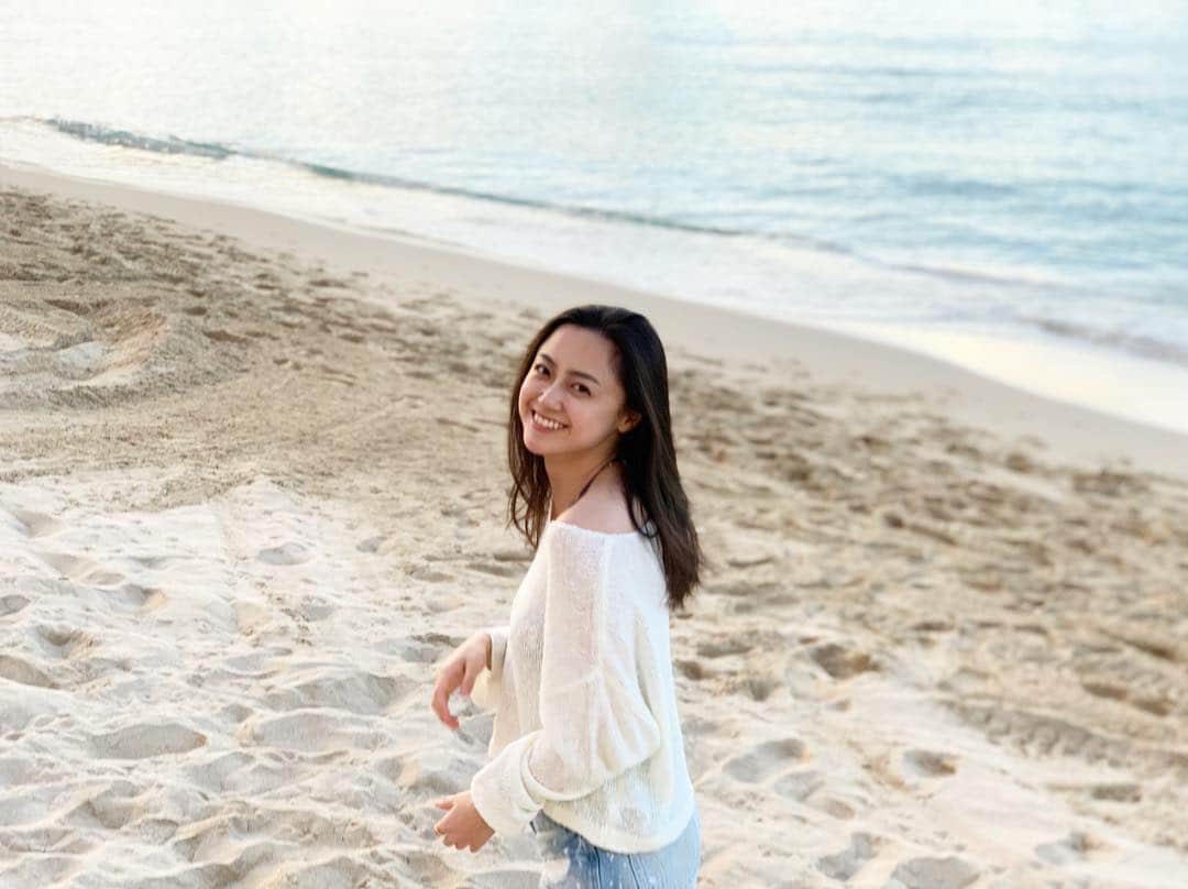 小林麗菜さんのインスタグラム写真 - (小林麗菜Instagram)「どうしても海に入りたくて 最終日飛行機までのちょっとの時間 ホテル前のビーチで一休み こんなに自然のエネルギーを肌で感じたのは初めて。 #hawaii」3月8日 0時18分 - reina_kobayashi