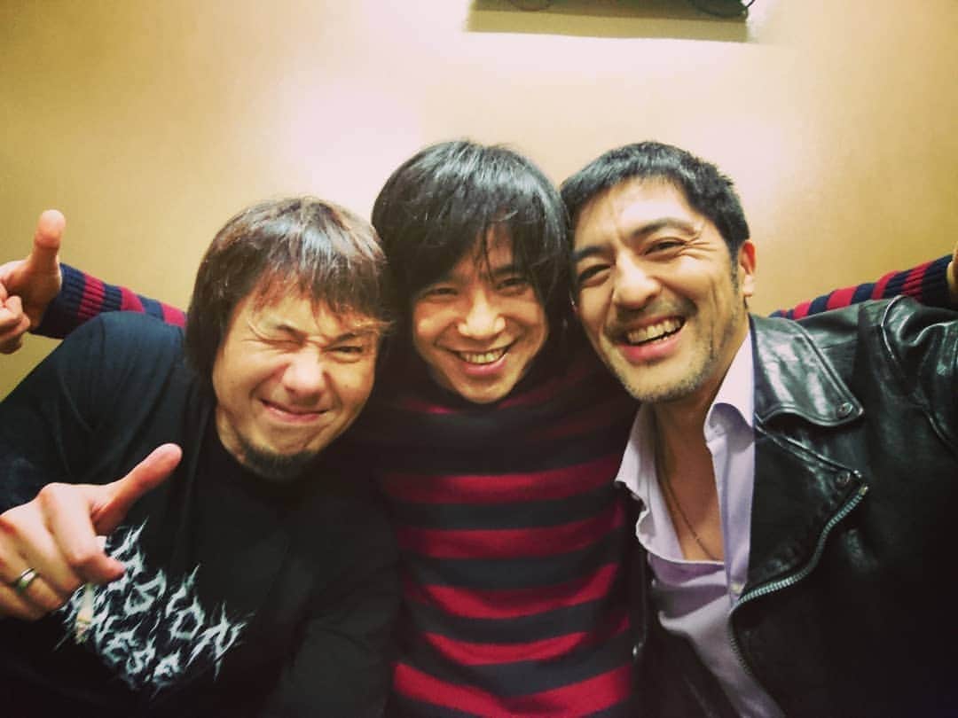 のインスタグラム：「宮本浩次横山健谷中敦  喫煙組の横山くんと谷中がnhkホールの喫煙所で身の上話をしていたら宮本くんがわざわざ探して俺のところに挨拶しに来てくれたので写真を撮りました。宮本くん煙草とっくにやめてるはずなのに、手に持ってるのはアイコス？と思ったら万年筆でした 笑 横山くんはハイスタの映画で受賞、おめでとう！宮本くんとスカパラはベストコラボレーションの賞を頂きました。ありがとうございます。  #宮本浩次 #横山健 #谷中敦 #スペースシャワーミュージックアワード」