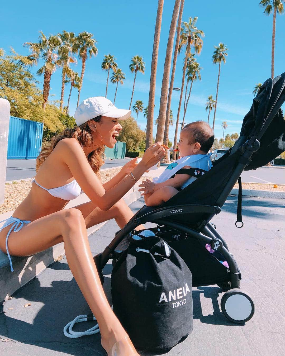 MALIAさんのインスタグラム写真 - (MALIAInstagram)「California mommy’s life🌴👶🏼♥️ こんな感じで過ごしてますっ😋✌🏽 んな訳ないんだけどねw 水着の撮影の合間にポコちゃんのご飯time だったので、離乳食をあげてた時の♥️ . 旅行先の離乳食の質問も多いよね、 わかる。わかる。 MALIA.もみんなが小さい頃は 苦労してた気がする🤔 . いまは、海外に到着したらすぐに キッチンでまずお粥を作るの👩🏽‍🍳♥️ で、100均で買った小さいタッパーに 小分けにして、即冷凍庫。 冷凍庫が弱い冷蔵庫の時は冷蔵庫に 入れるけど、保冷剤も一緒に冷やしてる。 お粥さえあれば今のポコちゃんの月齢は そんなに困ることないかなー。 現地のスーパーで、アボガド買ったり🥑 バナナ買ったり🍌イチゴ買ったり🍓 あとは、オーガニックのレトルト離乳食を 持って行ったりしてるよ🍴👶🏼🥕🌽🍆🍅 . 小さい子がいるうちは、airbとか、 ホテルにキッチン付きとかじゃないと不便だよね〜💭 . #海外の赤ちゃん離乳食事情 #なかなか悩ましいよね #離乳食 #それにしても赤ちゃんに食べさす時の #あたしの顔よw #あーんの口 www #にこにこポコちゃん👶🏼 #ママMALIA」3月8日 13時32分 - maliarehman