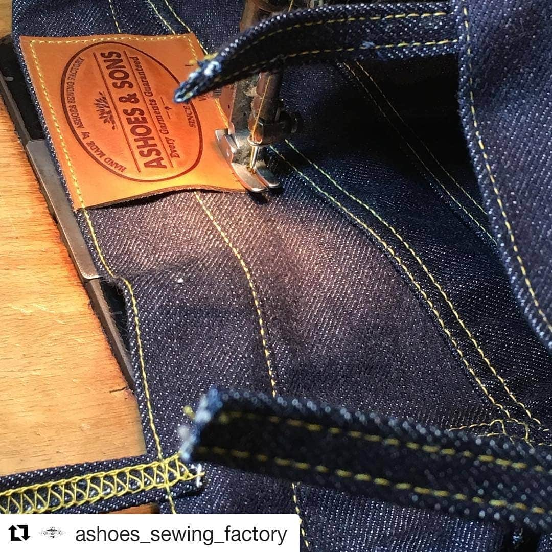 select shop「ASHOES」 SHOP STAFFのインスタグラム：「#Repost @ashoes_sewing_factory (@get_repost) ・・・ オリジナルジーンズ A001XX & A001ZXX  ベルトループと 革パッチの 縫製。  いちだんと ジーンズらしく なっていきます。  ご注文頂いている ファスナー仕様などを つくっています。  各種デニムリペア、丸縫いジーンズのご来店をお待ちいたしております。 ーーーーーーーー 裁断からやっていますので、シルエットにご希望があればセミオーダーも可能です。 ーーーーーーーー  #ハンドメイド #デニム #ジーンズ #シルエット変更 #リメイク #デニムリペア #ジーンズ修理 #デニム修理 #サイズ変更 #幅出し #handmade #ashoes #亜洲'S #さいたま #大宮 #裾上げ #チェーンステッチ #お直し #リペア #穴埋め #シンガーミシン #ユニオンスペシャル #unionspecial43200g」