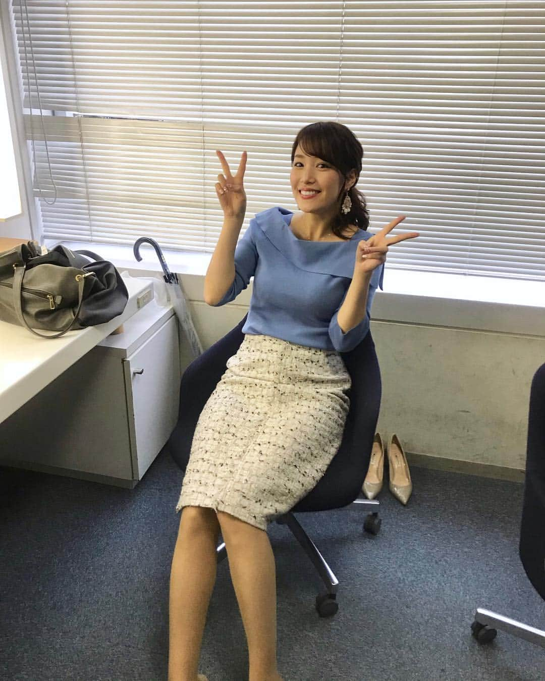 鷲見玲奈さんのインスタグラム写真 - (鷲見玲奈Instagram)「. 連写📷📸 いっぱい撮ってもらえました。笑 . スカートは  #RavissantLaviere (@ravissant_laviere )のもの✨ . 私は骨格ストレートなので、タイトスカートを履くことが多いです😊 . . #衣装 #骨格ストレート #骨格診断 #骨格診断ストレート #タイトスカート」3月8日 12時51分 - sumi__reina