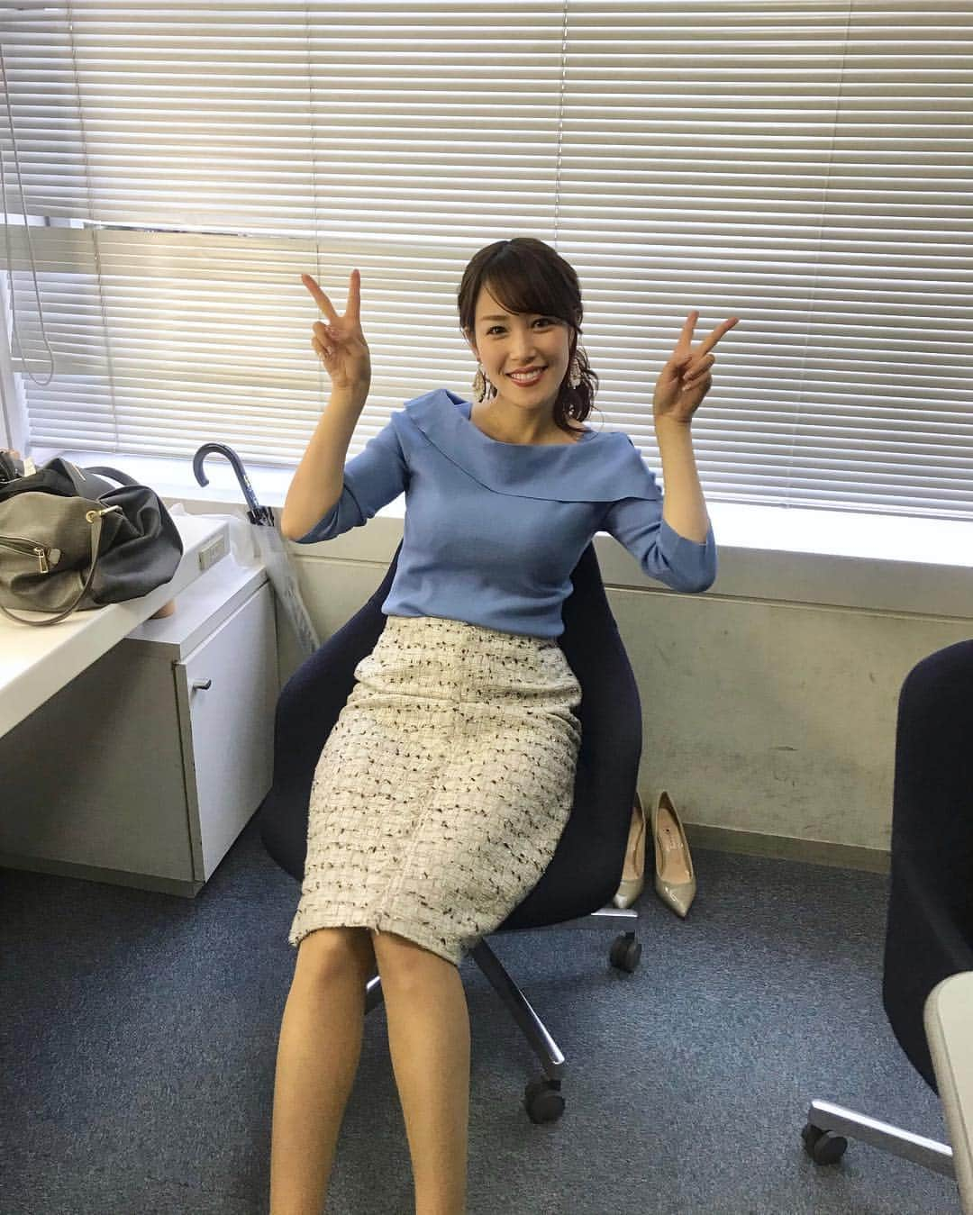 鷲見玲奈さんのインスタグラム写真 - (鷲見玲奈Instagram)「. 連写📷📸 いっぱい撮ってもらえました。笑 . スカートは  #RavissantLaviere (@ravissant_laviere )のもの✨ . 私は骨格ストレートなので、タイトスカートを履くことが多いです😊 . . #衣装 #骨格ストレート #骨格診断 #骨格診断ストレート #タイトスカート」3月8日 12時51分 - sumi__reina