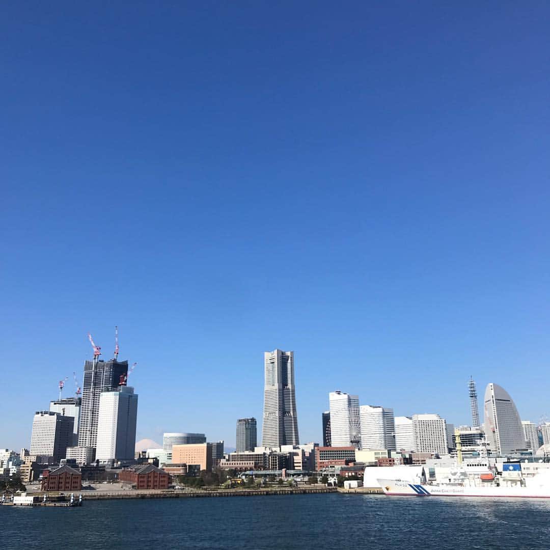 宇野薫のインスタグラム：「UNORUN  #今朝のみなとみらい  風があって少し寒かったでしたが、久しぶりに富士山🗻が見えてテンション上がってランニングできました。  #unorun #caoluno #oymgram  #tnf #tnfrun #naturalworks  #onfriends #onrunning #stancesocks #suunto9 #oakleyfrogskins  #ニュートラルワークス #宇野薫」