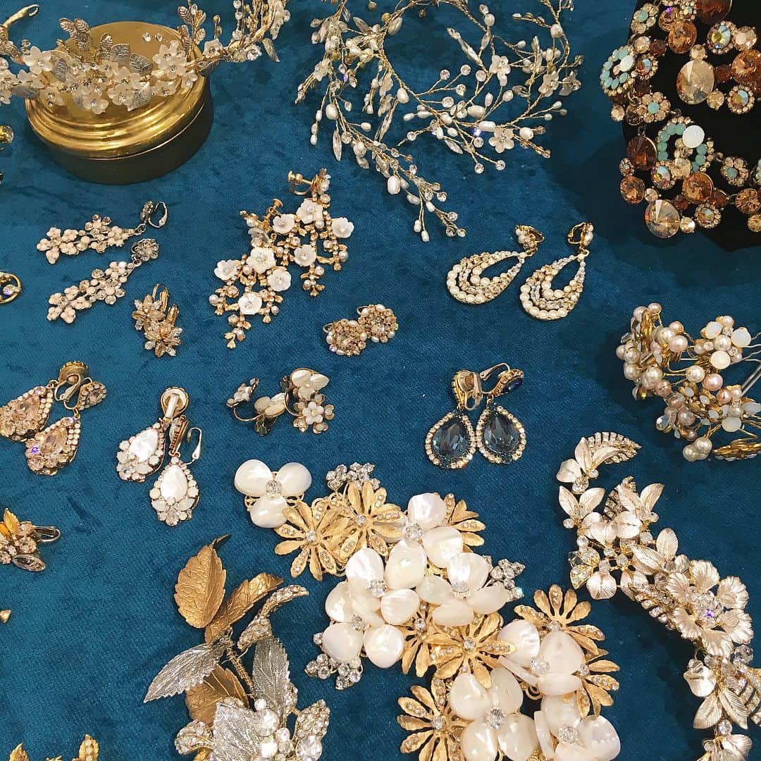 ngh_weddingboutiqueのインスタグラム：「・ 花嫁の皆様💐 小物の打合せは 終わりましたか？ ・ Wedding Boutiqueでは、アクセサリー1点からレンタルを行なっております💍 ・ ＊ラグジュアリーでお洒落なゴールド ＊華やかでスタイリッシュなシルバー ・ 海外のブライダルマーケットより、1点1点拘りぬいてセレクトしたアクセサリーを揃えております ・ ・ ・ 3月9日(土)10日(日)の オリジナルドレスコーディネートフェアでも、 アクセサリーを使用し スタイリングのご提案もさせて頂きますので、 ぜひ、お気軽にお問い合わせくださいませ✨ ・ ・ 《お問い合わせ先》 📞092-739-1141 📧wb-contact@ffines.jp #ngh_weddingboutique」