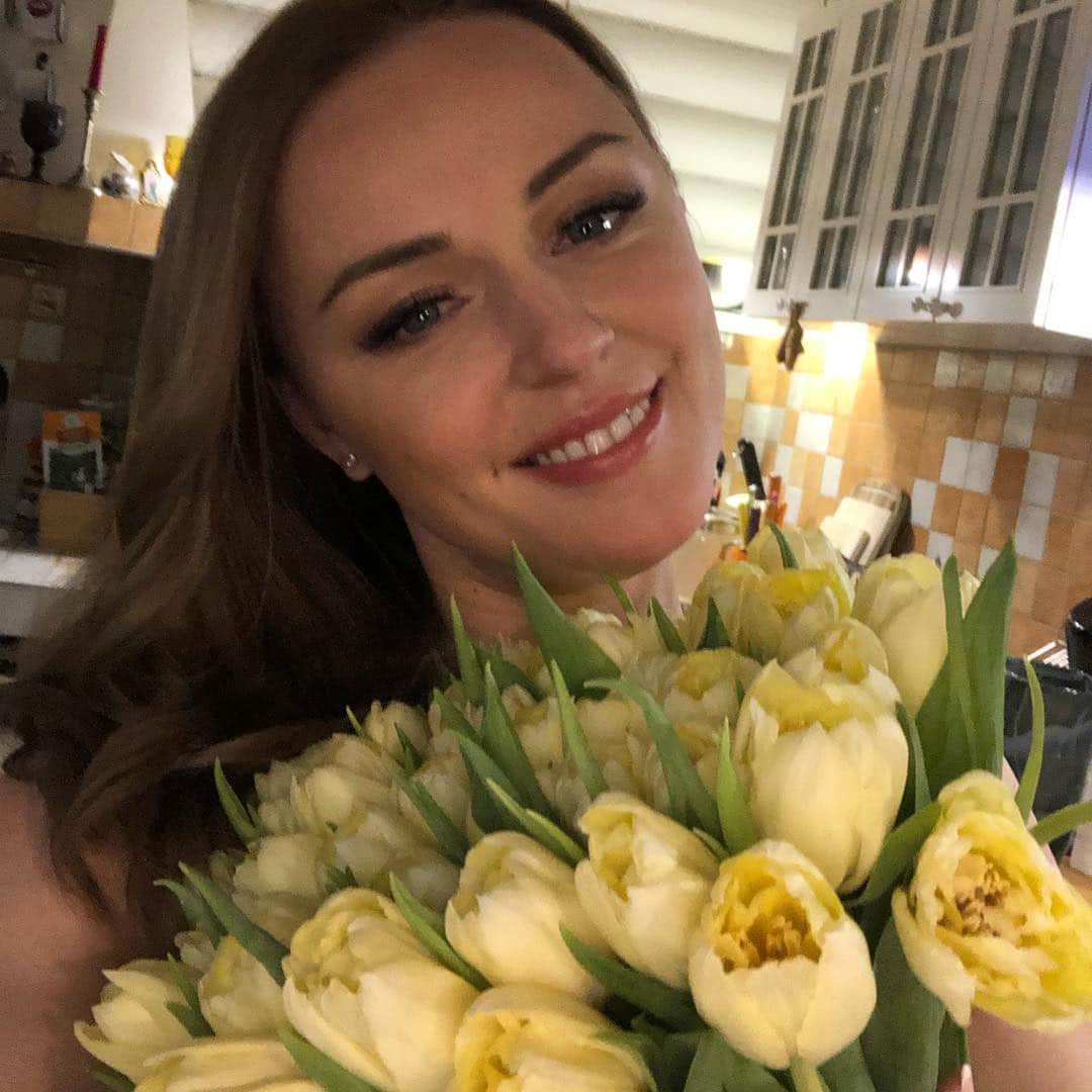 カタリナ・ゲルボルトのインスタグラム：「Как здорово,когда твоё утро начинается так💐💐💐дорогие мои девушки,девочки,женщины Поздравляю всех нас с 8 марта!!!Любите и будьте любимы!😍🥰#женскийдень#8марта#любовь#счатье」