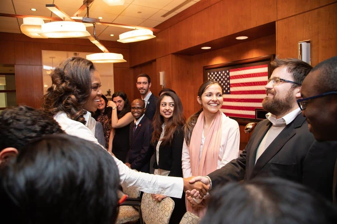 ミシェル・オバマさんのインスタグラム写真 - (ミシェル・オバマInstagram)「Few things in life inspire me like young people taking action. This week, I visited with the #ObamaScholars, who have spent the past few days connecting and learning together in D.C. Already, they’re making profound differences in their home countries, from expanding peacebuilding operations in Colombia to fighting for gender rights and marginalized communities in Pakistan. Now, through the @ObamaFoundation, the University of Chicago, and Columbia University, they’re taking their work to the next level with a world-class education. The work they are doing is remarkable, and the best resource they have is each other—because work like this is impossible in isolation. I know that in the years ahead, these young leaders will make their communities better, and in turn, that makes the world a little brighter for all of us.」3月8日 5時21分 - michelleobama