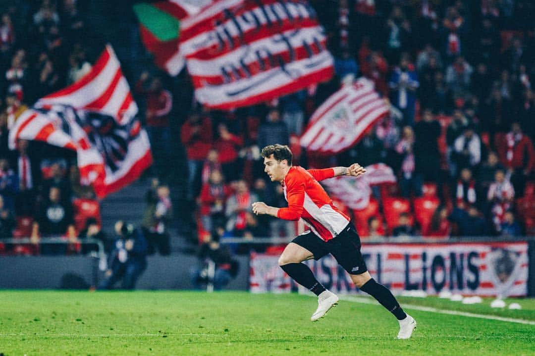 イバイ・ゴメスのインスタグラム：「Y mañana... ¡San Mamés! 🏟 ¡Queremos seguir con la buena racha en casa! ¿Estáis preparados y con ganas? ¡No tengo duda! 💪🏼 Aupa @athleticclub ! 🦁🔴⚪️ #goruntzbegira 🧗‍♂️」
