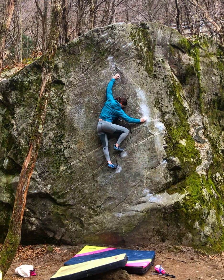 ユリア・クルーダーのインスタグラム：「Squeezed 5-day trip to Ticino🇨🇭, into my training routine 🤩 nice weather, good company, good food and lots of climbing ✅💪🏻 thank you @alpha_boulder_giubiasco for hosting us again! You make Ticino feel like my second home ❤️ 📸: Randy slab (7b+) - in millionth try 😂  @scarpaspa #scarpaspa #scarpa #instictvsr #climbing #bouldering #rockclimbing #Ticino #Brione #Bavona #slovenijapleza #girlswhoclimb #climbing_lovers #climbing_is_my_passion #climbing_worldwide #climbinggirl #climbing_pictures_of_instagram」