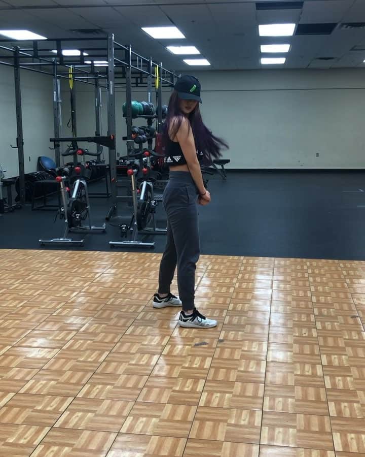 ミン・ユラのインスタグラム：「On Thursday’s we dance 🔥 Pegate  By: Nika Kljun  #picklerick」