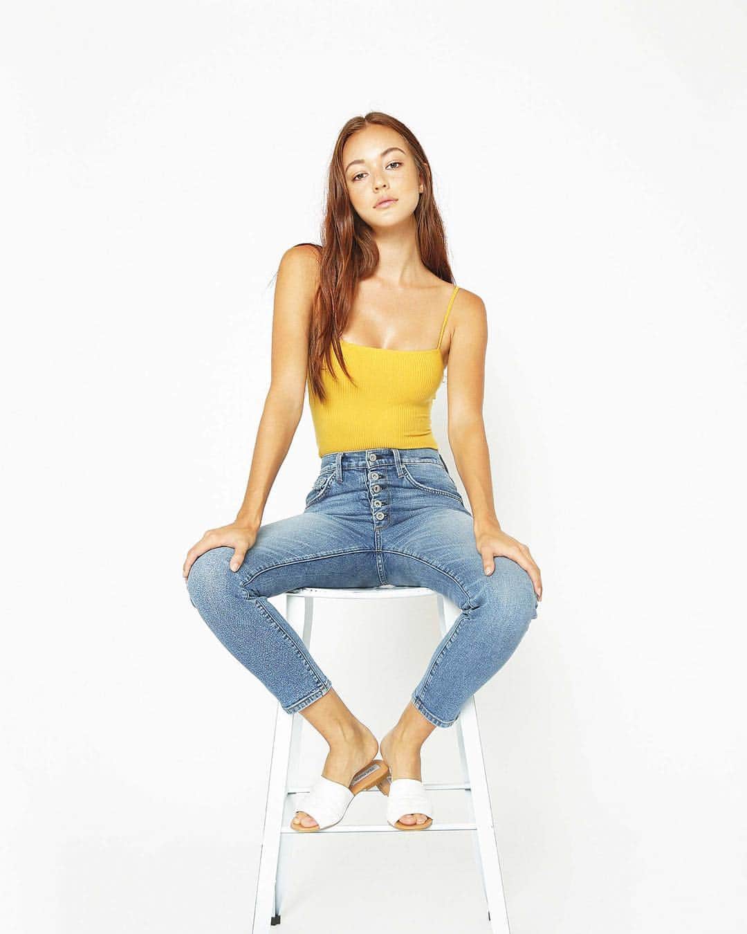 ジェームスジーンズのインスタグラム：「We're in love with Mona, our favorite mom jean💕 We have 30% off site-wide happening right now! tap to shop Mona👆🏻」