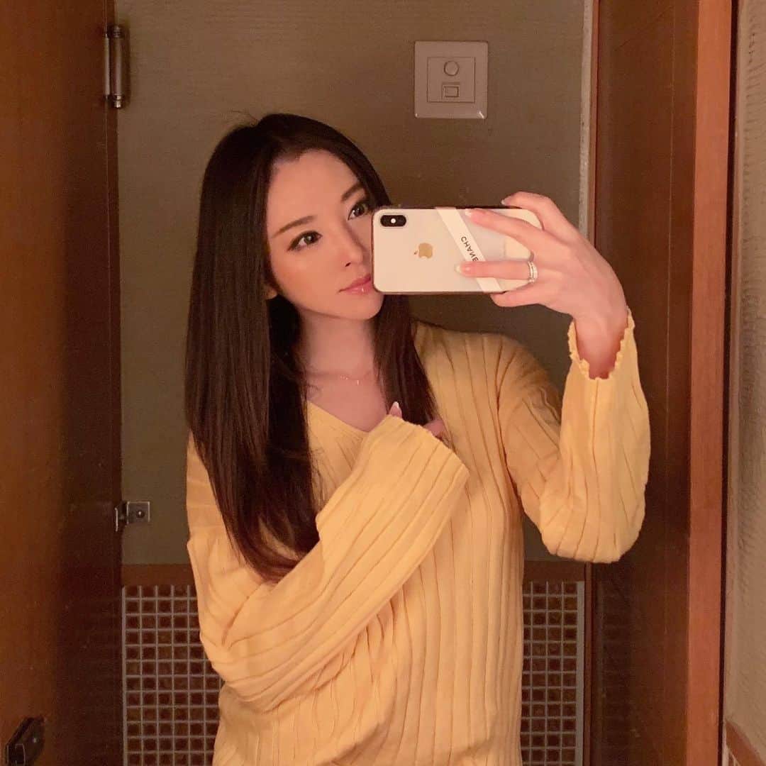 のインスタグラム：「最近はストレートにする事が多い。﻿﻿ ﻿﻿ 髪も伸びてきたし🤙🏻﻿﻿ ﻿﻿ 今地毛なんだけど髪を少し明るくカラーするかを迷い中。。🤔﻿ ﻿ ﻿ ﻿ それにしても花粉で鼻がかゆ過ぎる。。 ﻿ ﻿ アレルギーの薬を毎日飲んでて大丈夫なのかも迷い中。。﻿ ﻿﻿ ──────────────────────────﻿﻿ ﻿﻿ #ロングヘア #ストレートヘア #イエローニット #春カラーニット #花粉症 #アレルギー #鼻かゆい #のどかゆい #くしゃみ止まらない」