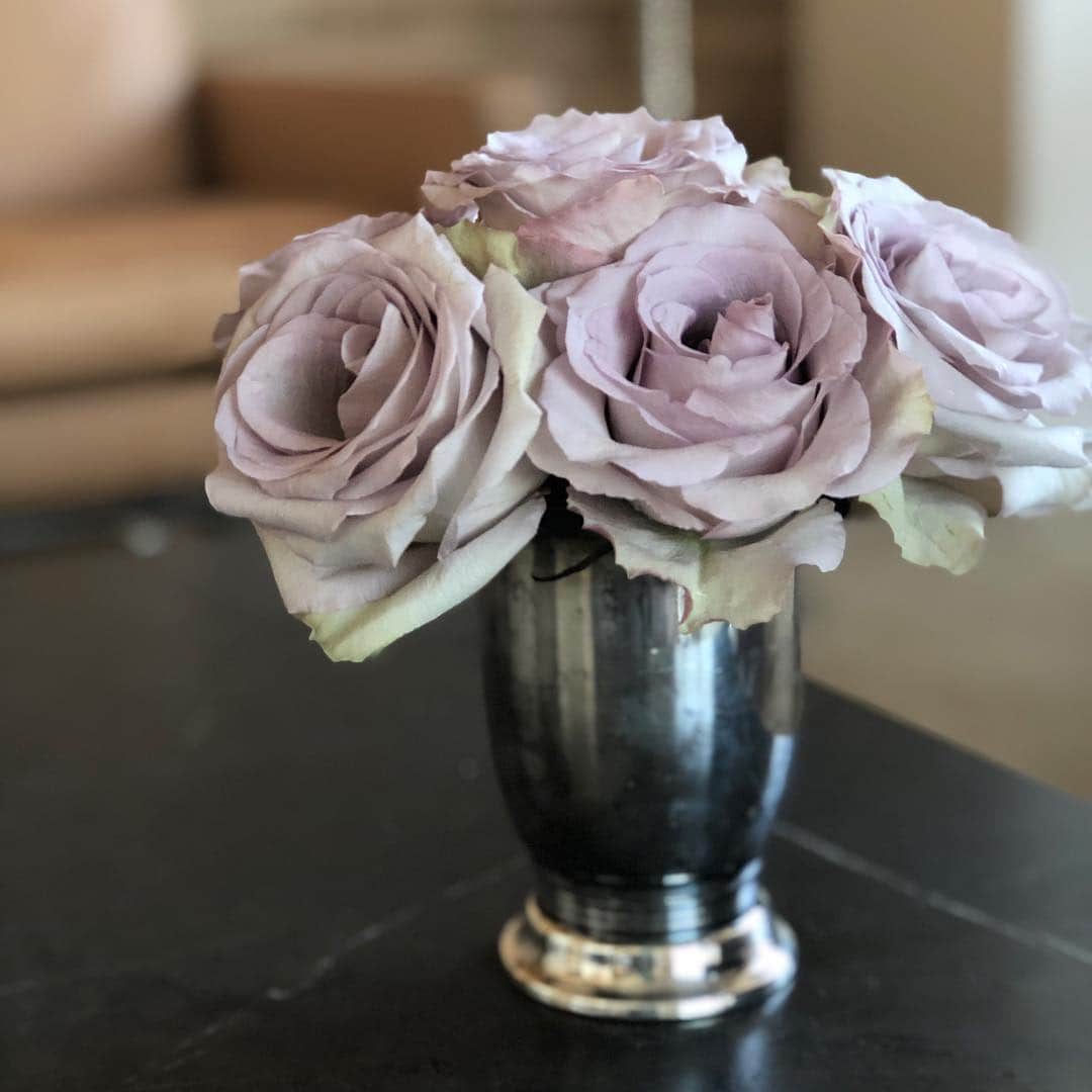 行正り香さんのインスタグラム写真 - (行正り香Instagram)「おはようございます。バラは花びらが散るまで、美しいので、どんどん茎を短くして飾り続けます。Have a good day. #行正り香 #rikayukimasa #カラオケイングリッシュ#カラオケenglish #インテリア」3月8日 8時16分 - rikayukimasa