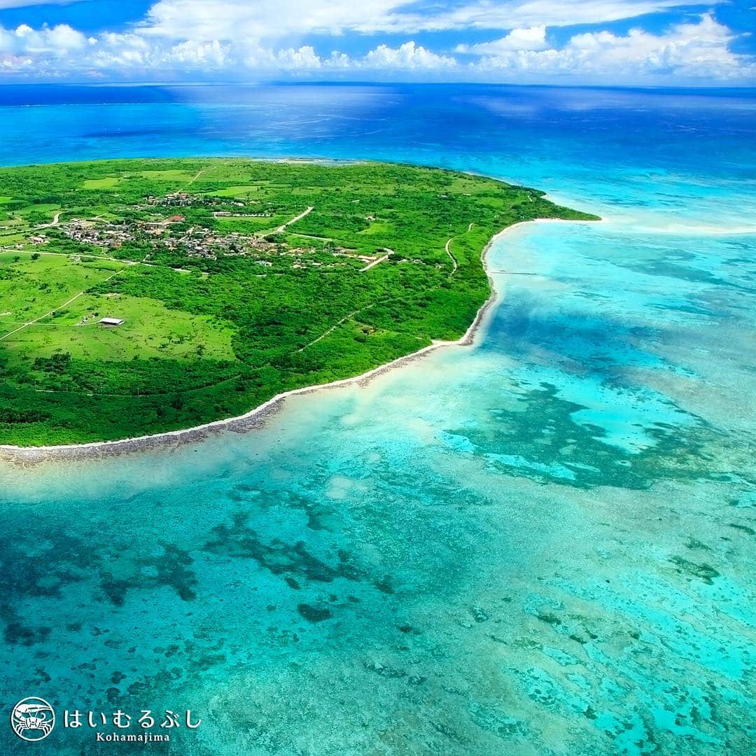 HAIMURUBUSHI はいむるぶしさんのインスタグラム写真 - (HAIMURUBUSHI はいむるぶしInstagram)「青い海に浮かぶ緑の島「竹富島」。海岸線から延びる白い筋がコンドイビーチの目の前に広がる遠浅の海です。#沖縄 #八重山諸島 #竹富島 #コンドイビーチ #空撮 #はいむるぶし #japan #okinawa #yaeyamaislands #taketomiisland #kondoibeach #resort #hotel #haimurubushi」3月8日 9時02分 - haimurubushi_resorts