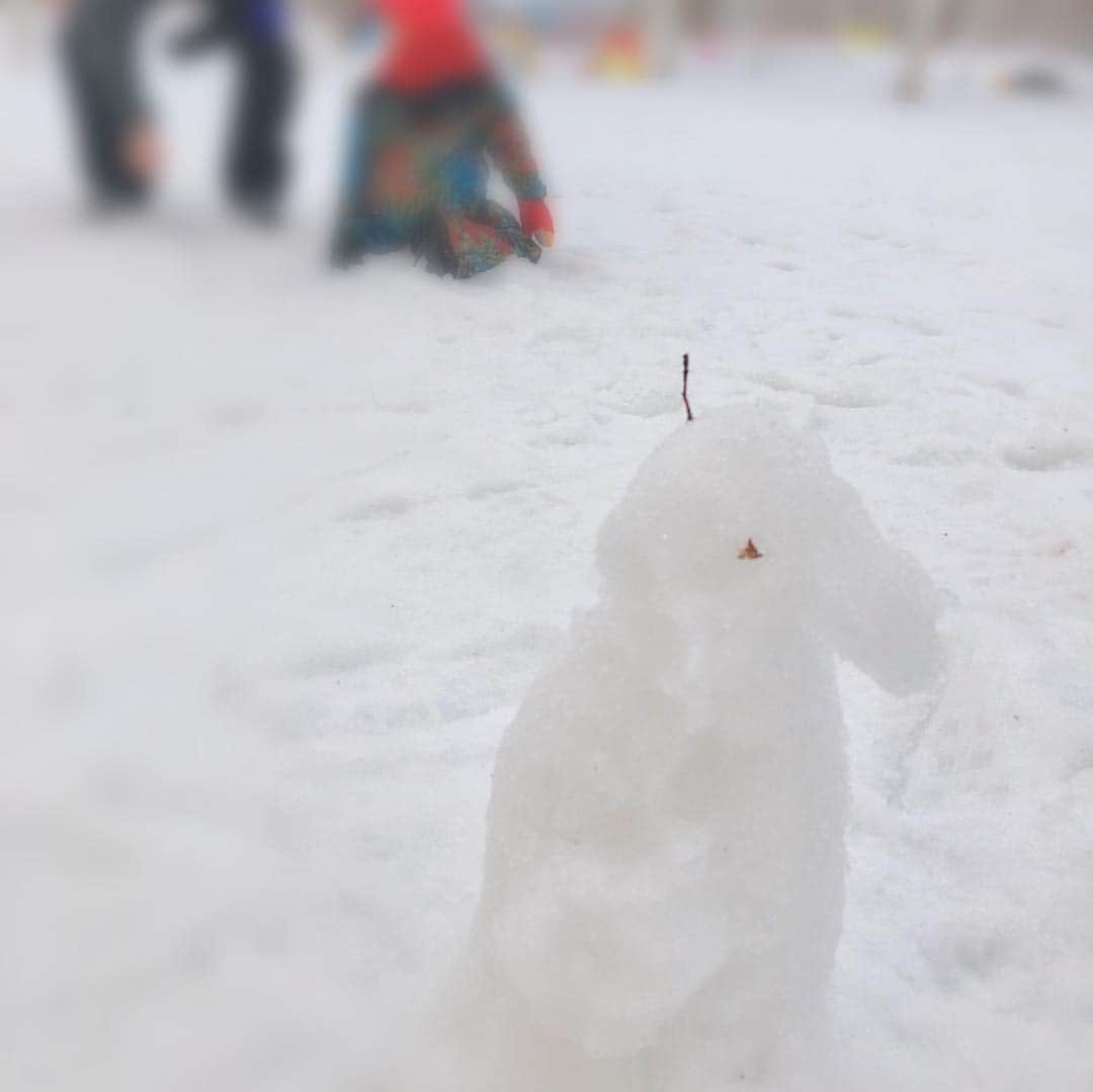 蛯原友里さんのインスタグラム写真 - (蛯原友里Instagram)「・ ・ 最後に雪だるまではなく なぜかペンギン。 ・ そして、なぜかツノ？ ・ 素敵な想い出できました☺︎ ・ ・ #雪 にまた会いに来ます。」3月8日 9時48分 - yuri_ebihara