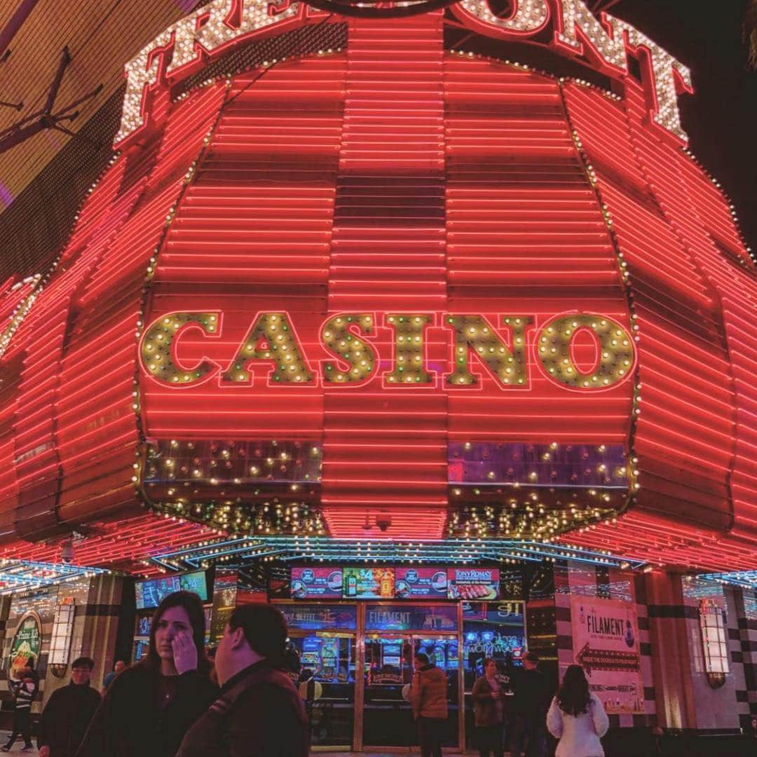 清水彩子のインスタグラム：「#ラスベガス といえばカジノ🎰 #casino #カジノ #キラキラ#ネオン #フリーモントストリート #fremontstreet #ラスベガス散歩🇺🇸 #LasVegas」