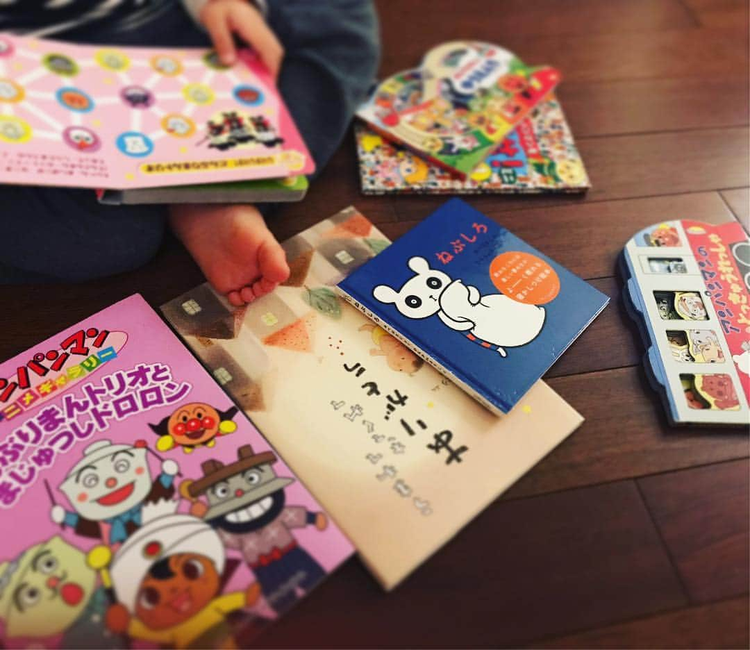 里田まいさんのインスタグラム写真 - (里田まいInstagram)「そろそろ寝る時間だね。 今日は、どの本を読むかセレクト中。。。 #アンパンマン #どんぶりマントリオ #ねぶしろ #うまれてきてくれてありがとう」3月8日 9時44分 - maisatoda_official