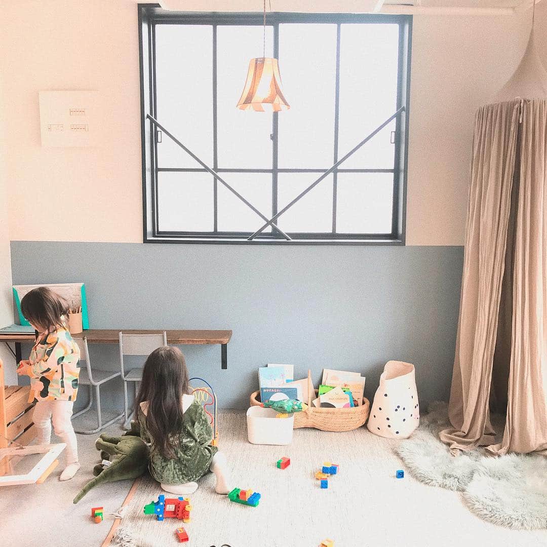 のインスタグラム：「@marque_hiroshima 🏠 * 子供たちもすっかりお姉さんたちに慣れあたふたしながらも楽しい撮影でした♡ * いつか家族で着物で撮りたい👘 * * #スタジオマルク#フォトスタジオ#写真#家族写真#写真スタジオ#가족사진#広島写真スタジオ#hiroshima#キッズルーム#キッズルームインテリア#kidsroom#インテリア#広島フォトスタジオ#広島フォト#사진#姉弟#5歳#3歳#2歳差#フォトスタジオマルク」