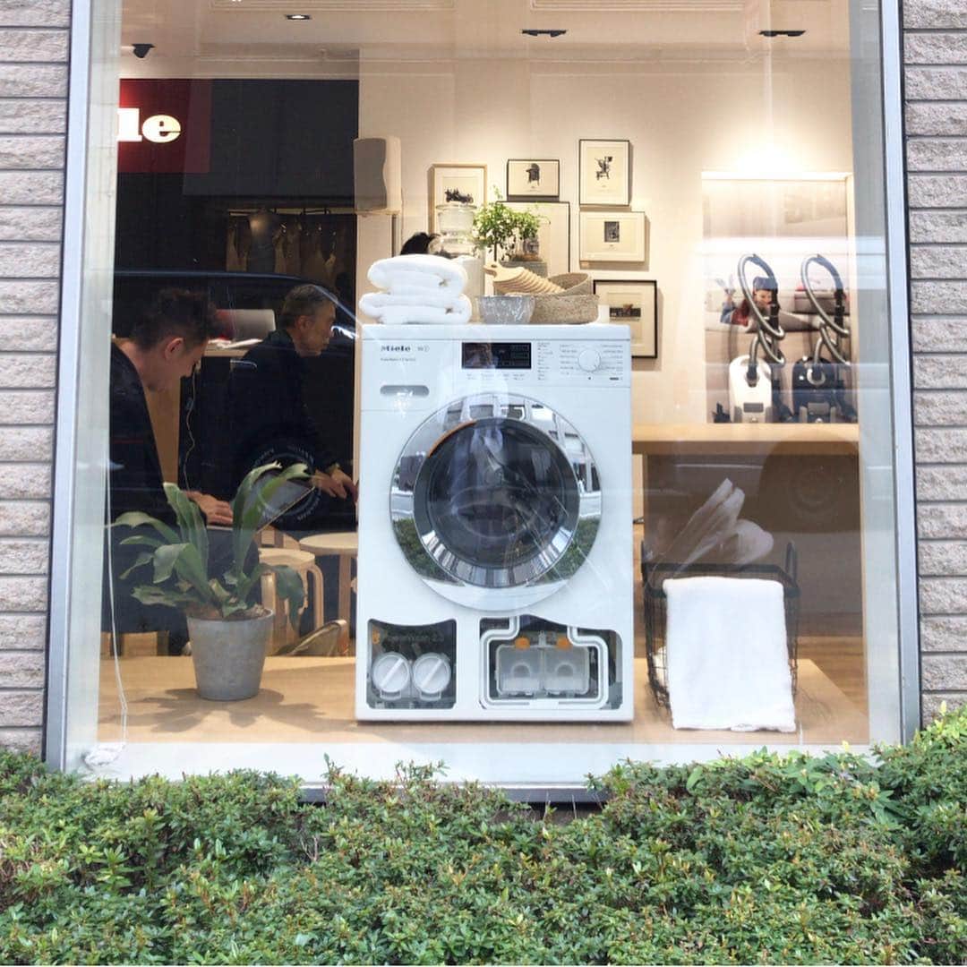 渡邊智子さんのインスタグラム写真 - (渡邊智子Instagram)「. 神戸にOPENしたMieleのレセプションパーティー へ行きました🥂 . Mieleの洗濯機がスタイリッシュだというのは、 あまりに有名な話。 見た目だけじゃないぞ！というところが、、 また素晴らしい。 ビルトインのオーブンやエスプレッソマシン も本当に憧れます🥺 . Miele仕様のキッチンが素敵なショールームでした。✨ . #ミーレ #ミーレのある暮らし #miele_japan #MieleExperienceCeter神戸」3月8日 11時36分 - _tomomon