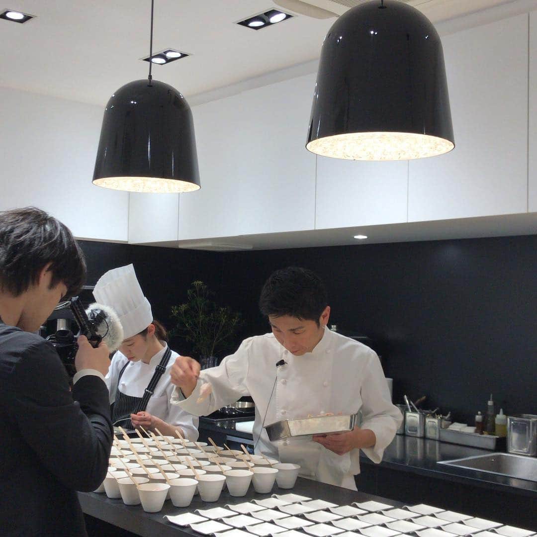 渡邊智子さんのインスタグラム写真 - (渡邊智子Instagram)「. 神戸にOPENしたMieleのレセプションパーティー へ行きました🥂 . Mieleの洗濯機がスタイリッシュだというのは、 あまりに有名な話。 見た目だけじゃないぞ！というところが、、 また素晴らしい。 ビルトインのオーブンやエスプレッソマシン も本当に憧れます🥺 . Miele仕様のキッチンが素敵なショールームでした。✨ . #ミーレ #ミーレのある暮らし #miele_japan #MieleExperienceCeter神戸」3月8日 11時36分 - _tomomon