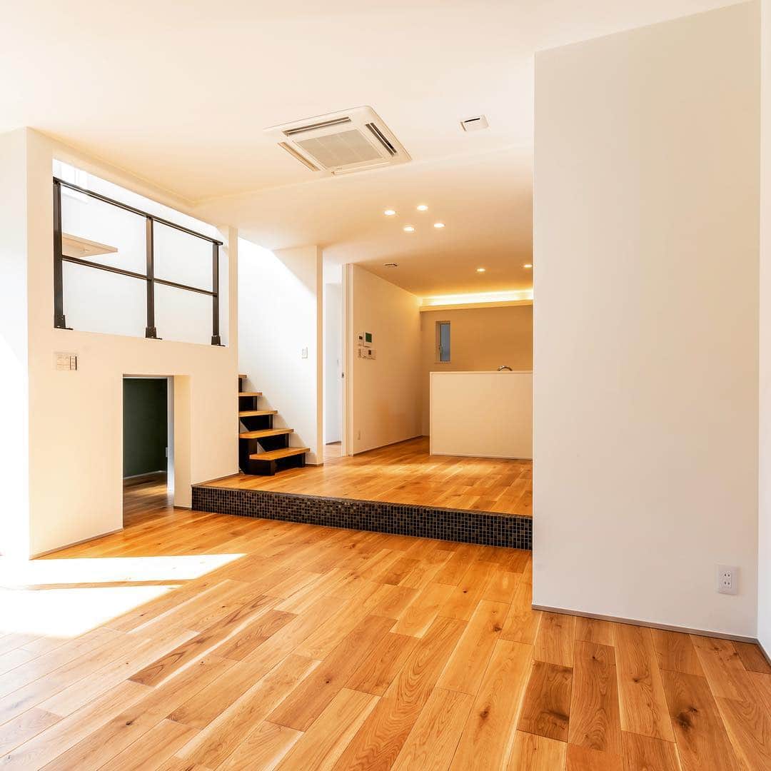 Team Next(神戸都市開発) さんのインスタグラム写真 - (Team Next(神戸都市開発) Instagram)「東大阪M様邸が竣工！ スキップロアを取り入れ、リビングが見渡せる書斎はご夫婦でもお子様でも使い勝手が◎！ 框にタイルを使う新たな試みはTeamNext流！  いいね！フォロー #ありがとう ございます。  #home #japan #architecture #interiordesign  #スキップロア #スキップロアのある家 #タイル  #interior #kobe #暮らし #homestyle #インテリア #神戸 #シンプル #日々 #myroom #マイホーム #ナチュラル #myhome #暮らしを楽しむ #家 #シンプルライフ #丁寧な暮らし #注文住宅 #リビング #フォローお願いします #followme」3月8日 11時53分 - team.next