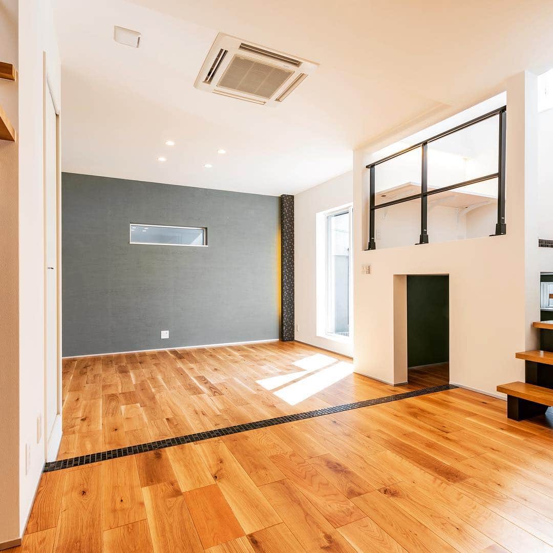 Team Next(神戸都市開発) のインスタグラム：「東大阪M様邸が竣工！ スキップロアを取り入れ、リビングが見渡せる書斎はご夫婦でもお子様でも使い勝手が◎！ 框にタイルを使う新たな試みはTeamNext流！  いいね！フォロー #ありがとう ございます。  #home #japan #architecture #interiordesign  #スキップロア #スキップロアのある家 #タイル  #interior #kobe #暮らし #homestyle #インテリア #神戸 #シンプル #日々 #myroom #マイホーム #ナチュラル #myhome #暮らしを楽しむ #家 #シンプルライフ #丁寧な暮らし #注文住宅 #リビング #フォローお願いします #followme」