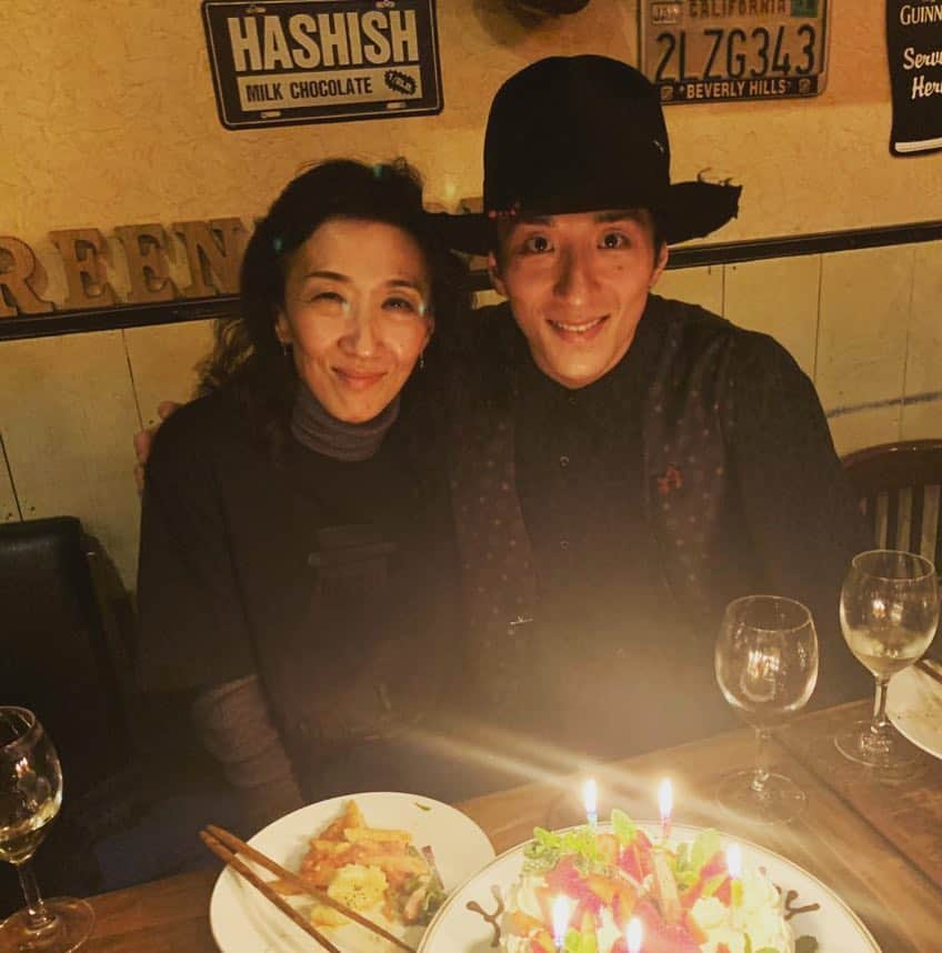 大貫勇輔さんのインスタグラム写真 - (大貫勇輔Instagram)「昨日はうちの母親の誕生日でした🎂 一回公演だったから、地元に戻ってお祝いできて喜んでもらえて良かった✨ 久々に会うスタジオの仲間との時間は変わらず、でも変わっていて、癒しと、もっと頑張ろうと思える、良い時間になりました。 この人のために頑張ろうと思える人を増やすことで僕はもっともっと強くなれる。 お母さん、誕生日おめでとう✨ これからもよろしく！」3月8日 22時51分 - yusukeonuki_official