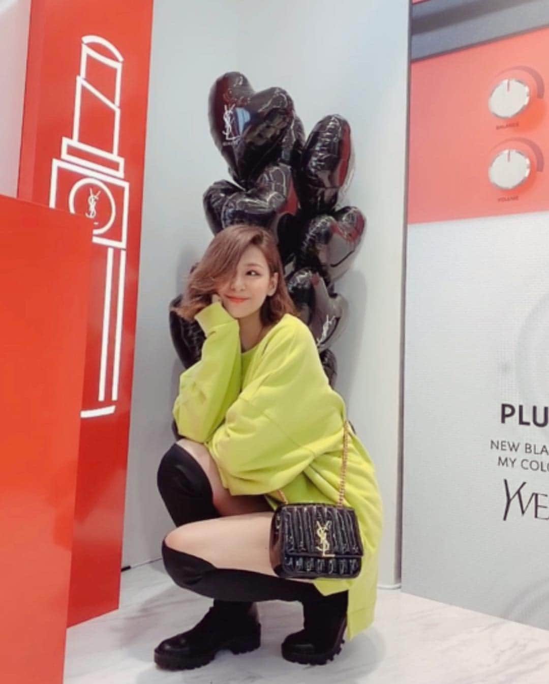 のインスタグラム：「@yslbeauty から新作リップ。 ツヤ感も出るし乾燥からも守ってくれるし気に入りました😏💄 春はオレンジやピンクの明るい色のメイクにしよーっと🧡  #yslbeauty #VOLUPTELAND #ヴォリュプテプランプインカラー」