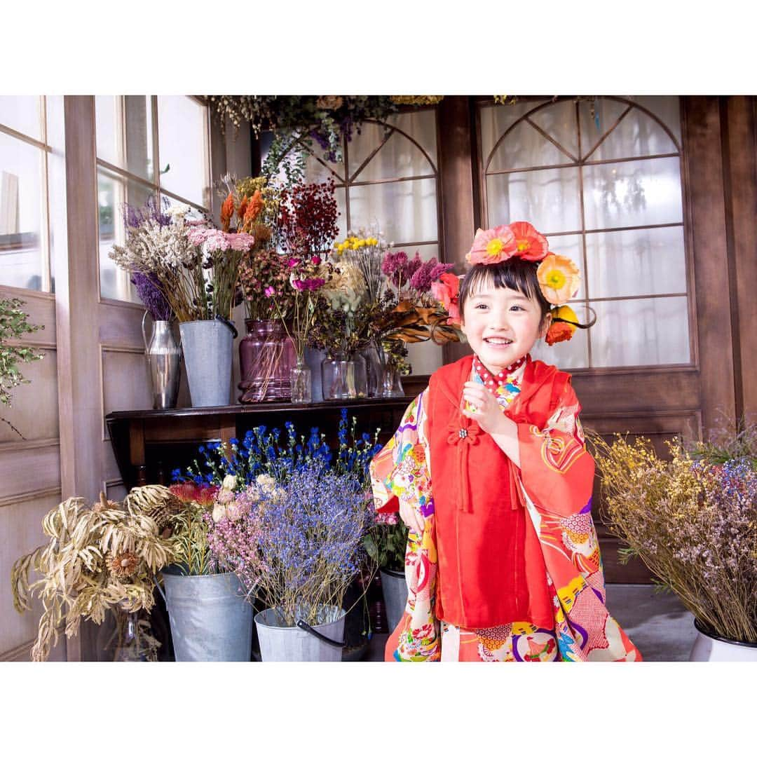 Kyooonさんのインスタグラム写真 - (KyooonInstagram)「愛知県豊橋市の﻿  @littlemagic.p ( @fairy_fairytale) にお邪魔してきました✨﻿ ﻿ ﻿ 外観も内装もほんとに素敵すぎて。﻿ 着物もドレスも一点物のヴィンテージでたくさんのドライフラワーが可愛かった♡﻿ ﻿ ﻿ 髪型やヘアメイクも出会ってから考えるそうで今しかできない、その人にしか合わない世界観で撮影しているんだそう😳✨﻿ ﻿ できあがったデータをみて、こんなイメージを持ってくださったんだなぁと嬉しい気持ちになります♡着物を着ててもドレスを着てても、全部今の長女らしさが出てる写真♡﻿ ﻿ ﻿ 撮影後はいつもヘトヘトになるそうで﻿ それほどの時間や体力をかけて準備してくださっているんだなぁと感謝しかありません✨﻿ またすぐ遊びに行きたい☺️♡﻿ #4歳#4歳9ヶ月﻿#フォトスタジオ」3月8日 21時28分 - fancykyon