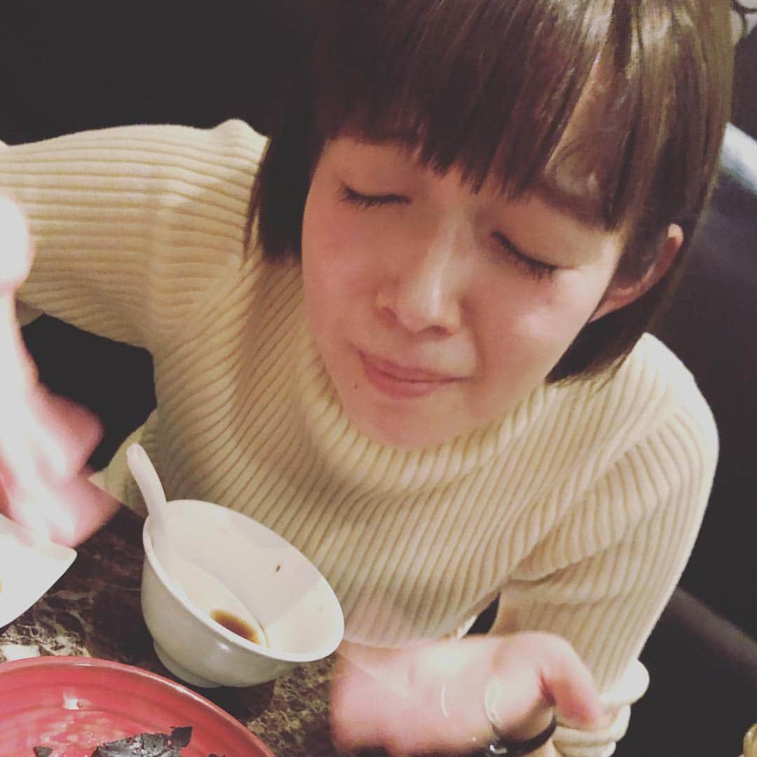 川田裕美さんのインスタグラム写真 - (川田裕美Instagram)「この間、栞里ちゃんとご飯✨🍽 イイ香りを浴びようとしてる😆✨ お尻写真を見せてくれたよ！笑 ほんと面白い人だわー🙈🙈 #佐藤栞里」3月8日 21時34分 - hiromikawata163