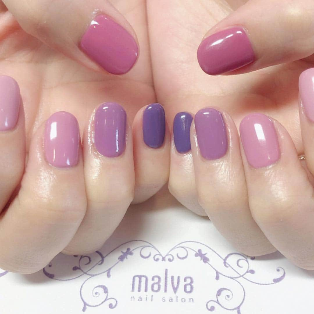 益若つばささんのインスタグラム写真 - (益若つばさInstagram)「New nails💅﻿ ﻿ お馴染みのmalva💜﻿ @malva_nail ﻿ 今回は平野さんがしてくださいました😊💘﻿ ﻿ ﻿ 1本1本全部違う色にしたくて、PANTONEでイメージを自分で作って、 それを見せながらオリジナルカラーを作っていただきました🌸☺️﻿ ﻿ ﻿ 春はくすみ色が気になるので、全体的にピンクとパープルのくすみ同系色まとめにしたよ🧠🔮🧬🎀☦️﻿ ﻿ ﻿ とっても可愛くて気に入ってる！﻿🥺💘 ﻿ ﻿ 平野さん、森さんありがとうございました🥰﻿ ﻿ ﻿ ﻿ 今malvaではネイル、まつ毛共にお友達紹介キャンペーンをやっていて、最大¥5000オフキャンペーンやってるのでぜひmalva のLINE@を登録してみて下さい😊﻿ ﻿ ﻿ ﻿ 私もLINE@しているのでぜひお友達になってね😆💘﻿ ﻿ ﻿ #nails #malva #nailart #naildesign #ネイル #ネイルアート #네일 #네일아트 #钉子 #美甲」3月8日 21時40分 - tsubasamasuwaka1013