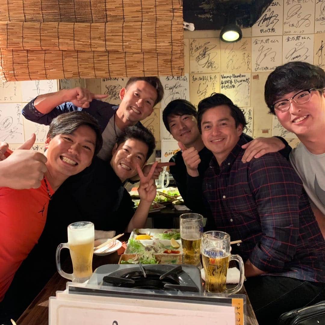 のインスタグラム：「お晩です🙇‍♂️ この度遅かれインスタを始めさせて頂くことになりました🙇‍♀️ 少しずつ投稿していきたいと思います🐵 今日は昔ファイターズにいたメンディと久しぶりの再会👍 明日メキシコ代表で投げるみたい🇲🇽 頑張ってねって言いました🤝 僕も頑張ります^_^  #instagram #start #杉谷拳士 #鍵谷陽平 #有原航平 #石川直也」