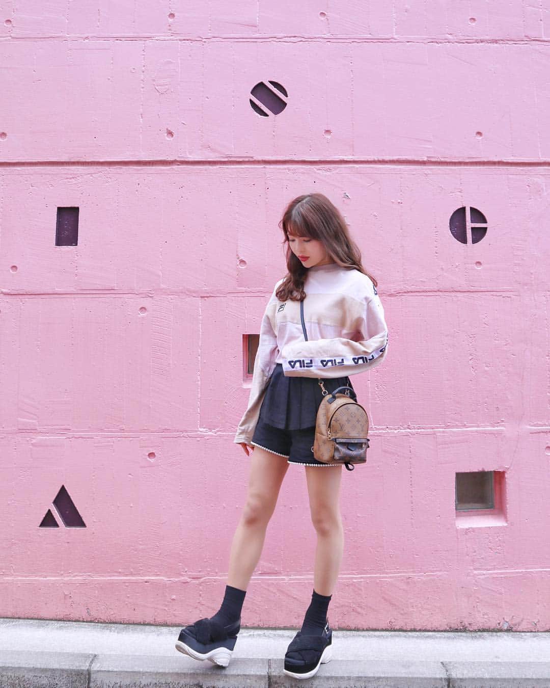小沼瑞季さんのインスタグラム写真 - (小沼瑞季Instagram)「久しぶりのアテネフランセのまえ💖💗💖💗﻿ ﻿ ここにくるとなんとなく﻿ カジュアル着たくなるーっ😻🎶💕﻿ ﻿ ゆるゆる動画付き😽笑﻿ ﻿ tops♡#snidel ×#fila﻿ pants,sandal♡#honeymihoney﻿ bag♡#louisvuitton ﻿ ﻿ #coordinate#outfit#ootd#アテネフランセ#スナイデル#フィラ#ハニーミーハニー#フォトジェニック#フォトスポット#みいきコーデ#カジュアルコーデ#スポーツmix﻿#ヴィトン#ヴィトンバッグ#春コーデ ﻿ ﻿」3月8日 21時46分 - mizukikonuma