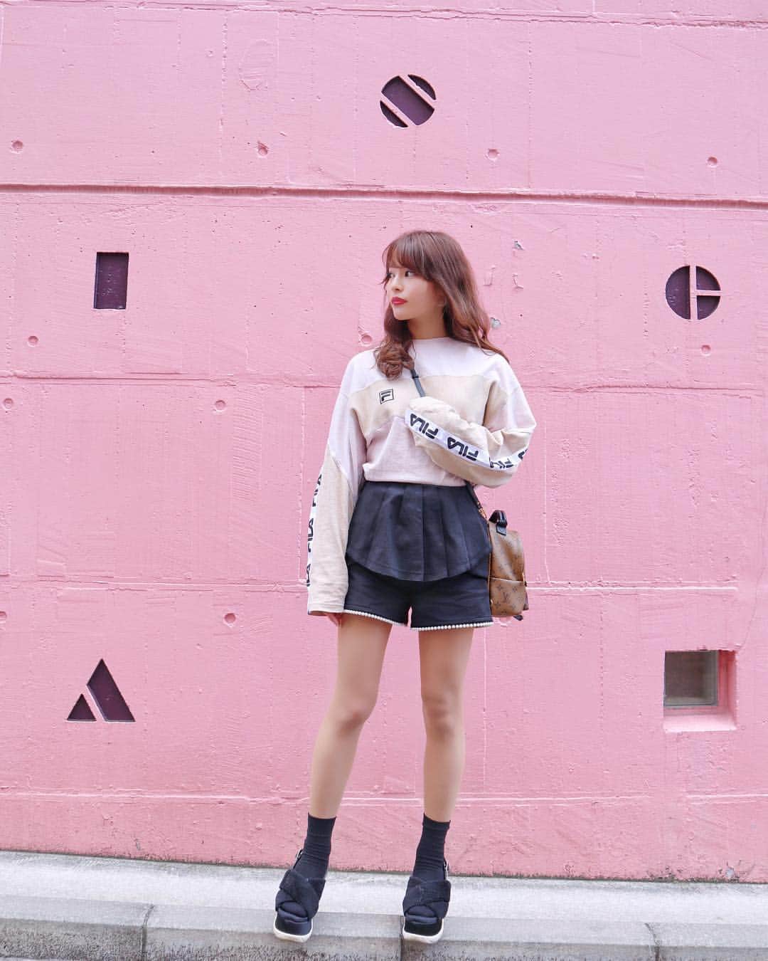 のインスタグラム：「久しぶりのアテネフランセのまえ💖💗💖💗﻿ ﻿ ここにくるとなんとなく﻿ カジュアル着たくなるーっ😻🎶💕﻿ ﻿ ゆるゆる動画付き😽笑﻿ ﻿ tops♡#snidel ×#fila﻿ pants,sandal♡#honeymihoney﻿ bag♡#louisvuitton ﻿ ﻿ #coordinate#outfit#ootd#アテネフランセ#スナイデル#フィラ#ハニーミーハニー#フォトジェニック#フォトスポット#みいきコーデ#カジュアルコーデ#スポーツmix﻿#ヴィトン#ヴィトンバッグ#春コーデ ﻿ ﻿」