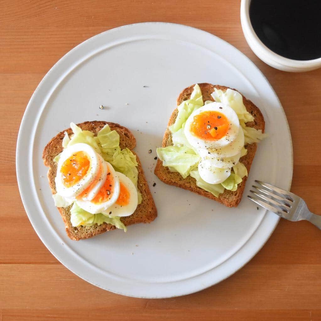 山崎佳のインスタグラム：「Today’s breakfast. 蒸し春キャベツと卵。 先週末から月曜は予定が重なり忙しく、火曜からは下の子が風邪ひいて、それが自分にもうつり、少しダルい1週間でした。明日明後日は夫が仕事の土日なので、今夜はできるだけしっかり寝て、子2人と遊べる力をためておかないと…。」