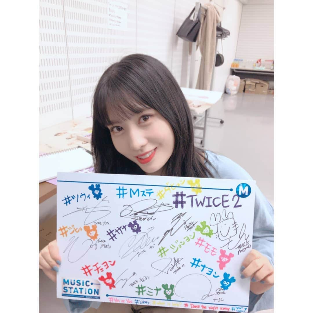 TWICEさんのインスタグラム写真 - (TWICEInstagram)「러블리이이잉!!ㅋㅋㅋ 내가 멤버 다 그렸어어엉😝 엠스테 했어용!!💜 メンバー一人一人のラブリー頑張って書きました！ Mステ楽しかったでーす💙  #엠스테#Mステ#TWICE2」3月8日 22時16分 - twicetagram