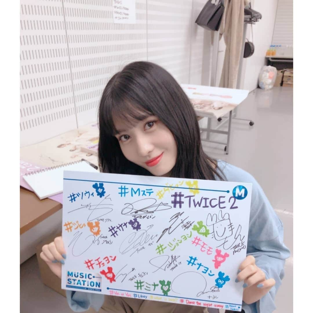 TWICEさんのインスタグラム写真 - (TWICEInstagram)「러블리이이잉!!ㅋㅋㅋ 내가 멤버 다 그렸어어엉😝 엠스테 했어용!!💜 メンバー一人一人のラブリー頑張って書きました！ Mステ楽しかったでーす💙  #엠스테#Mステ#TWICE2」3月8日 22時16分 - twicetagram