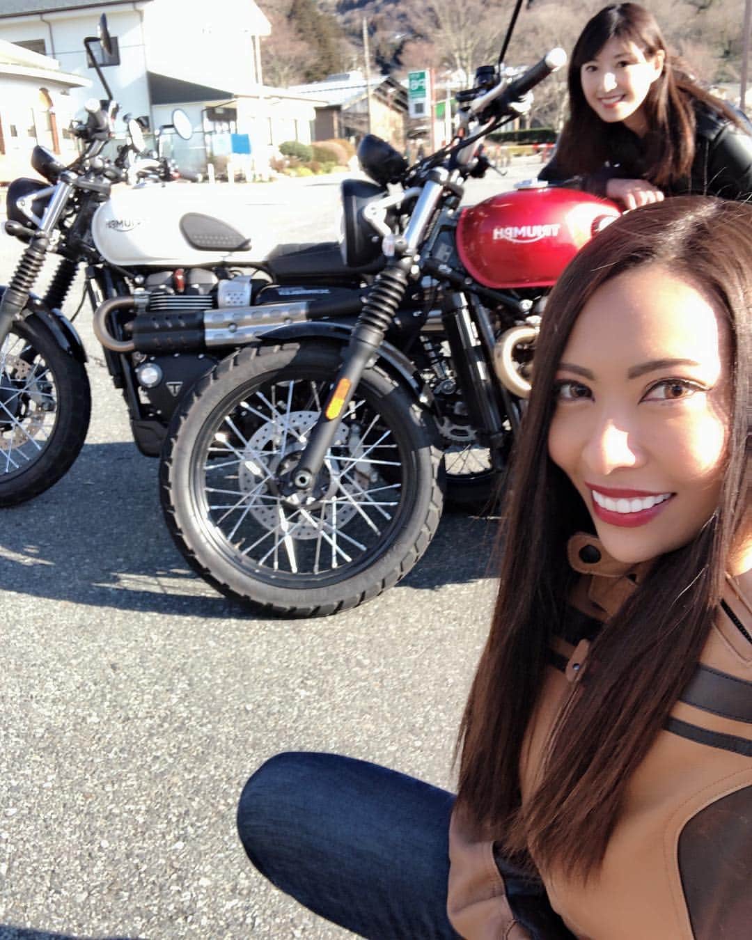CAMIRAさんのインスタグラム写真 - (CAMIRAInstagram)「さおりちゃんと箱根♪ ツーリング&富士山&足湯&美味しすぎたパン&みたらし団子🤤💗満足すぎる。 バイクは @triumph_motorcycles_japan 新型発表会であたしがモデルをしたストリートスクランブラー とっても走りやすい🤤幸せ。 #トライアンフ#オートバイ#バイク女子#バイク#イギリス#バイクのある風景#bike#bikegirl#motocycle#bikelife」3月8日 22時24分 - camila.528