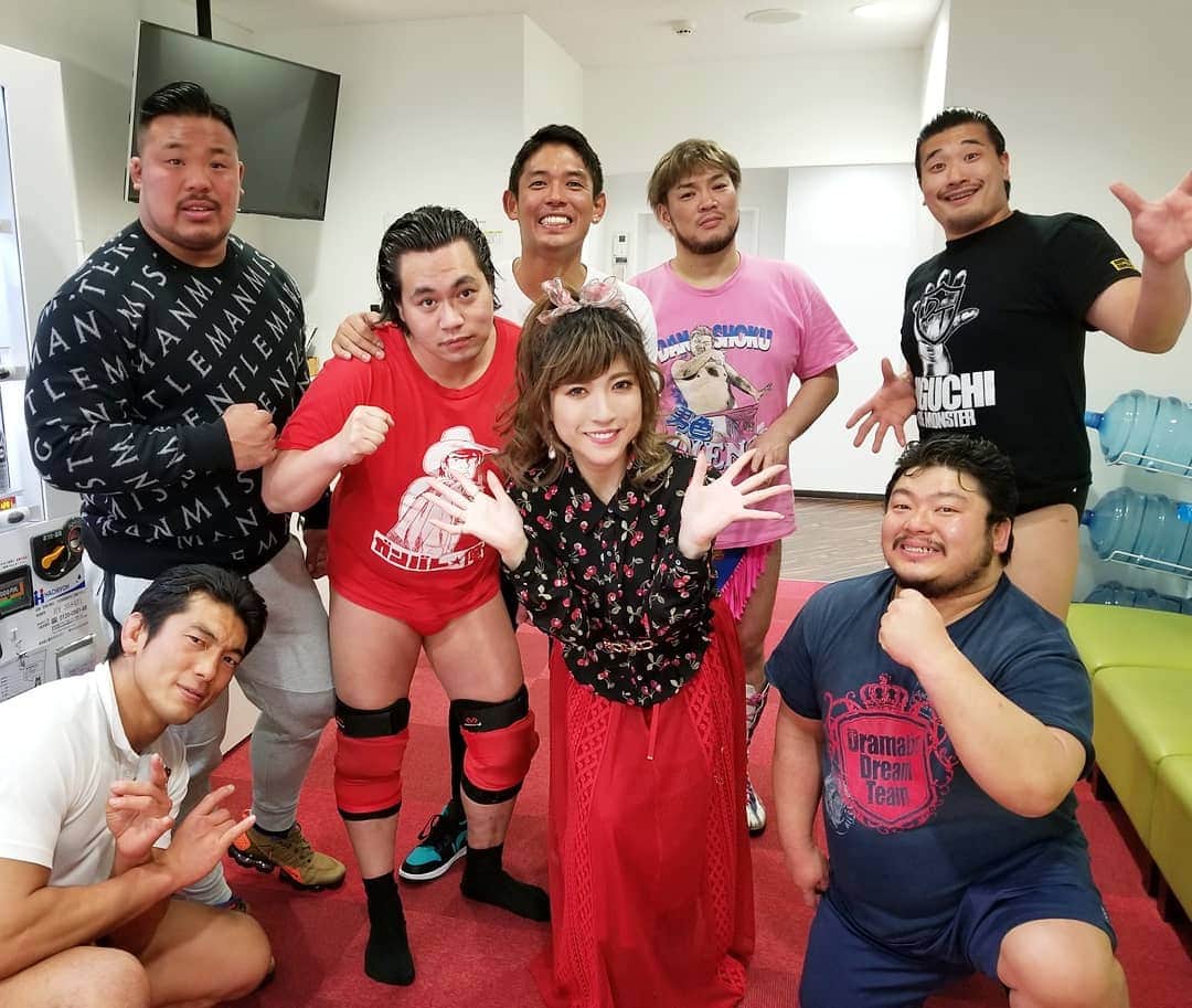 石関友梨のインスタグラム：「DDTプロレスラーと大食い対決！見逃した方はabemaTVのアプリで3月8日(木)『DDTの木曜The NIGHT』 #DDTプロレス #男色ディーノ #彰人 #樋口和貞 #大和ヒロシ #大家健 #飯野雄貴 #井上マイク #岡田裕也 #プロレス #石関友梨 #ゆりもり #大食い #早くい #TheNIGHT #ddtpro」