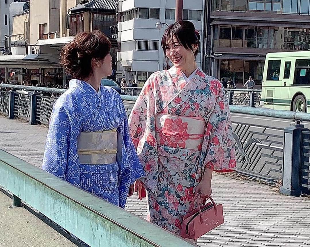 梅本理恵さんのインスタグラム写真 - (梅本理恵Instagram)「京都♡ はんなりのつもりが、はしゃぎすぎた1日☺︎笑  京都と言えば…？ あっちも。こっちも。 行きたい場所がたくさん。 欲張りすぎて、また迷子。笑☺︎☺︎☻☻ ・ ・ ドットのソフトクリーム♡ はんなりを取り戻した瞬間…♡♡笑 ・ ・ ・ #京都#kyoto #京都観光スポット #四条大橋#鴨川 #八坂の塔#八坂庚申堂 #清水寺 #二寧坂 #産寧坂 #木屋町 #八坂神社  #はんなり#おてんば #抹茶 #ソフトクリーム#美魔女 #美魔女ファイナリスト #はんなり美魔女#梅本理恵 #たのしかった #ありがとう #team美魔女9期生 #そうだ京都行こう ☺︎#町娘 風」3月8日 14時03分 - rie___12ki