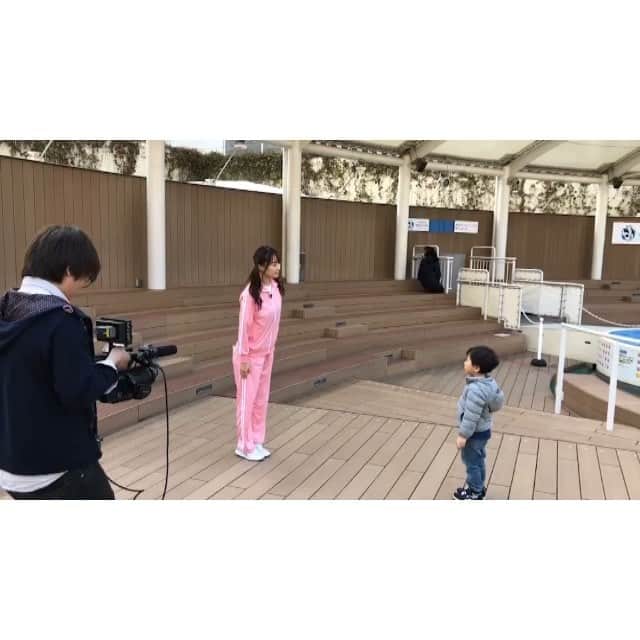 のインスタグラム：「明日3/9はついにRQ大賞でいただいたテレビ東京賞の特権で収録した私のコーナーが、テレビ東京 #一夜づけ で放送されます📺✨ ・ 私が面接で軽率に｢イラストとジェスチャーが得意なのでやります！｣と言ってしまったがために本当にジェスチャーしてイラスト描きました😇 どんな私でも受け入れてね😇😇笑 ・ 番組が27時くらいらしいので睡眠のために録画推奨( ˘ω˘ )✨ ・ さて放送では使われないこのジェスチャーはなんのジェスチャーでしょう？ ヒント:海の生き物🐟 ・ #rq大賞 #テレビ東京賞 #テレビ東京 #テレ東 #tv #テレビ #ジェスチャー #オゴジェスチャー #イラスト #水族館 #サンシャイン水族館 #海の生き物」