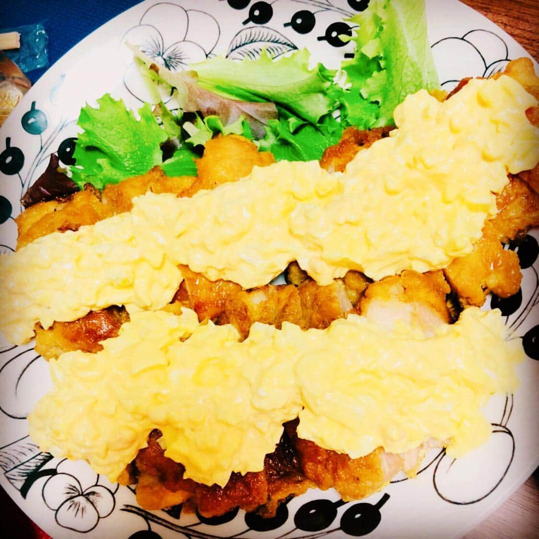 平愛梨さんのインスタグラム写真 - (平愛梨Instagram)「みんなで食べると美味しいね✨ 餃子の焼き方ひどい😅 チキン南蛮のタルタル✨ 玉ねぎを水に少し晒して置いたら苦み消えた✌️ #平愛梨#作るの楽しい#チキン南蛮#最近好きになった#一緒に食べると美味しいね#いつかの食卓#茶色多い#平飯」3月8日 15時46分 - harikiri_tairi